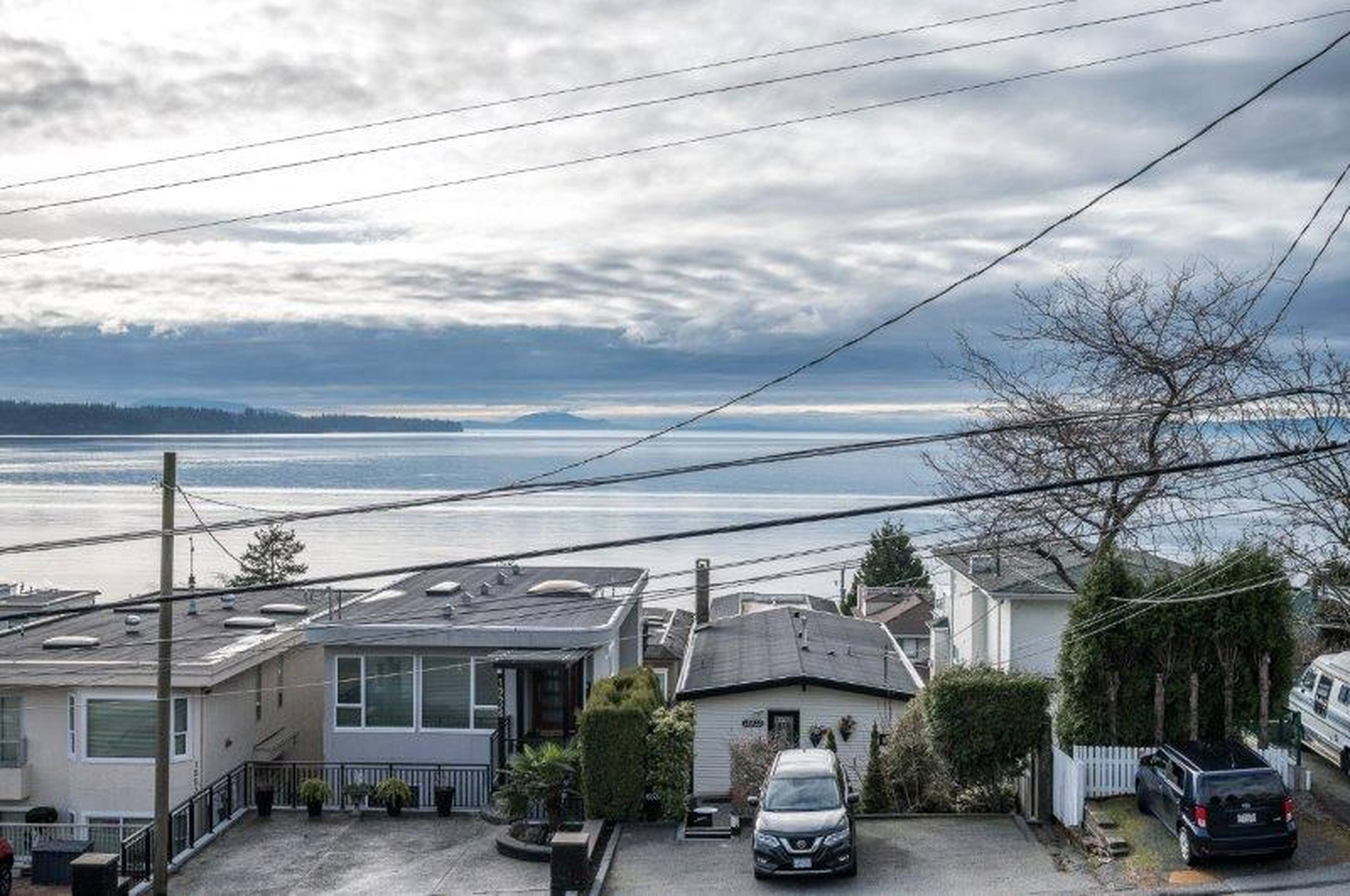 15523 Columbia Ave, White Rock, BC 2 Bedroom Room for Rent liv.rent