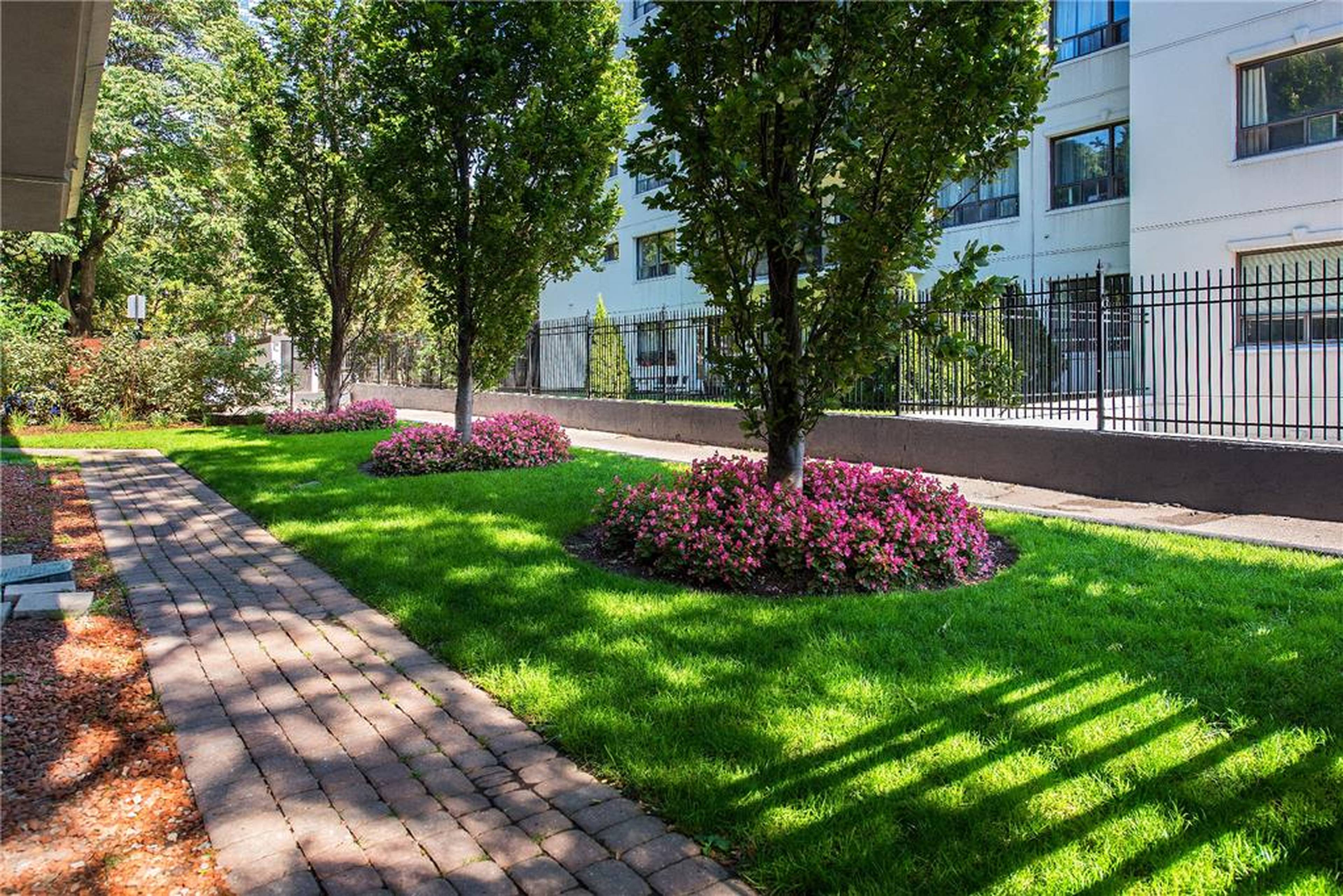 80 Wellesley St E, Toronto, ON Studio Apartment for Rent liv.rent