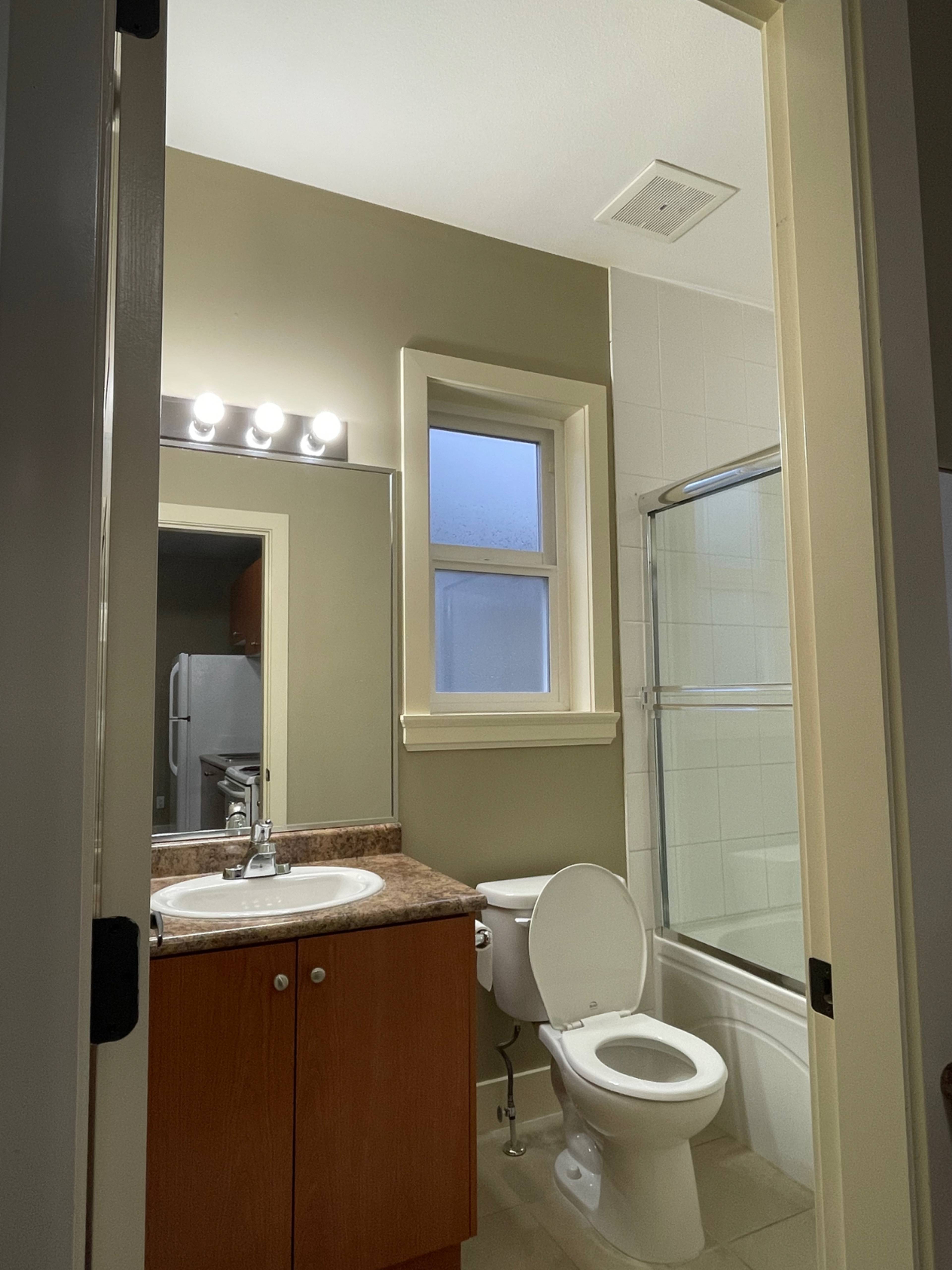 196 St, Surrey, BC 1 Bedroom Room for Rent liv.rent