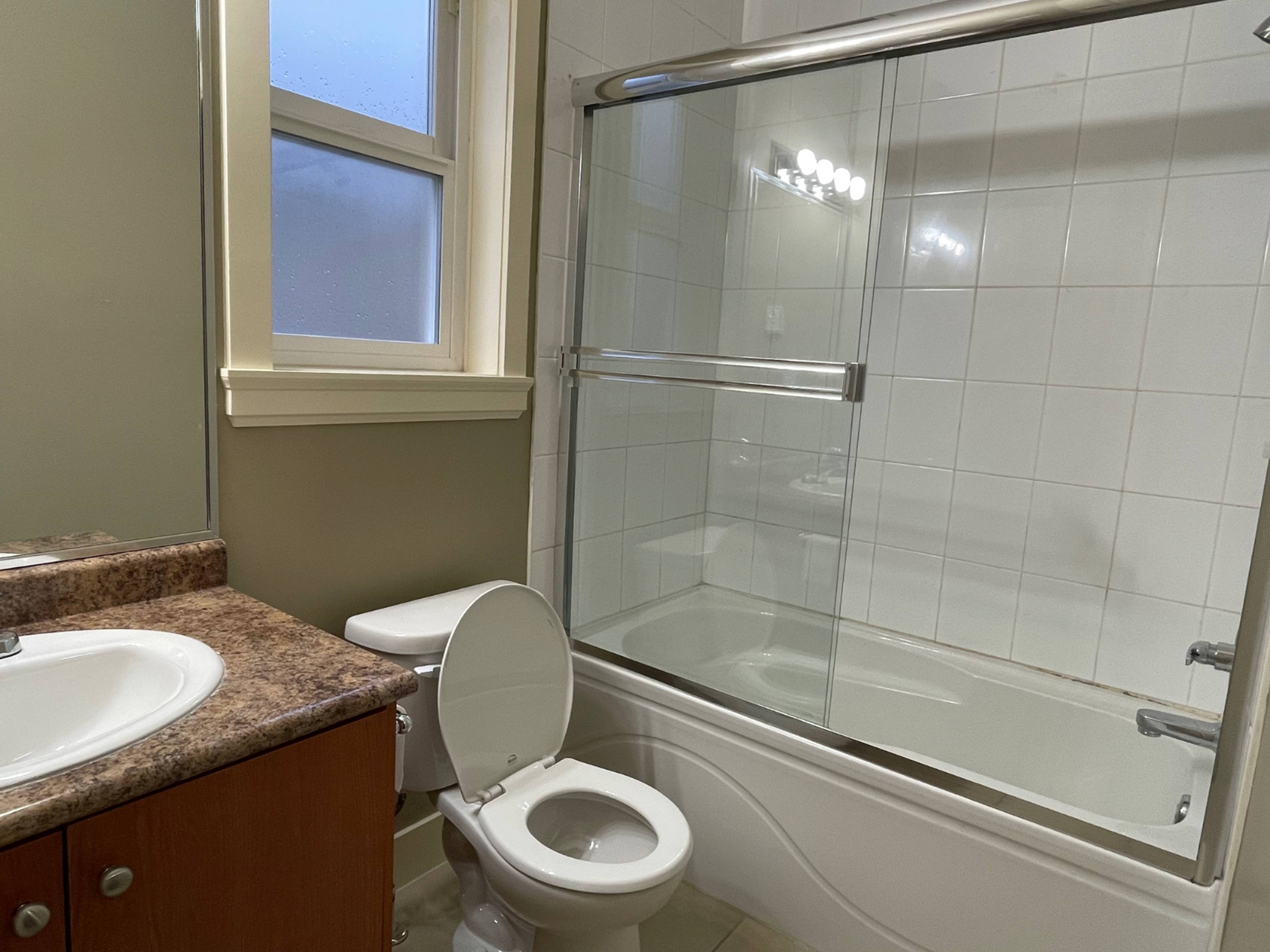 196 St, Surrey, BC 1 Bedroom Room for Rent liv.rent