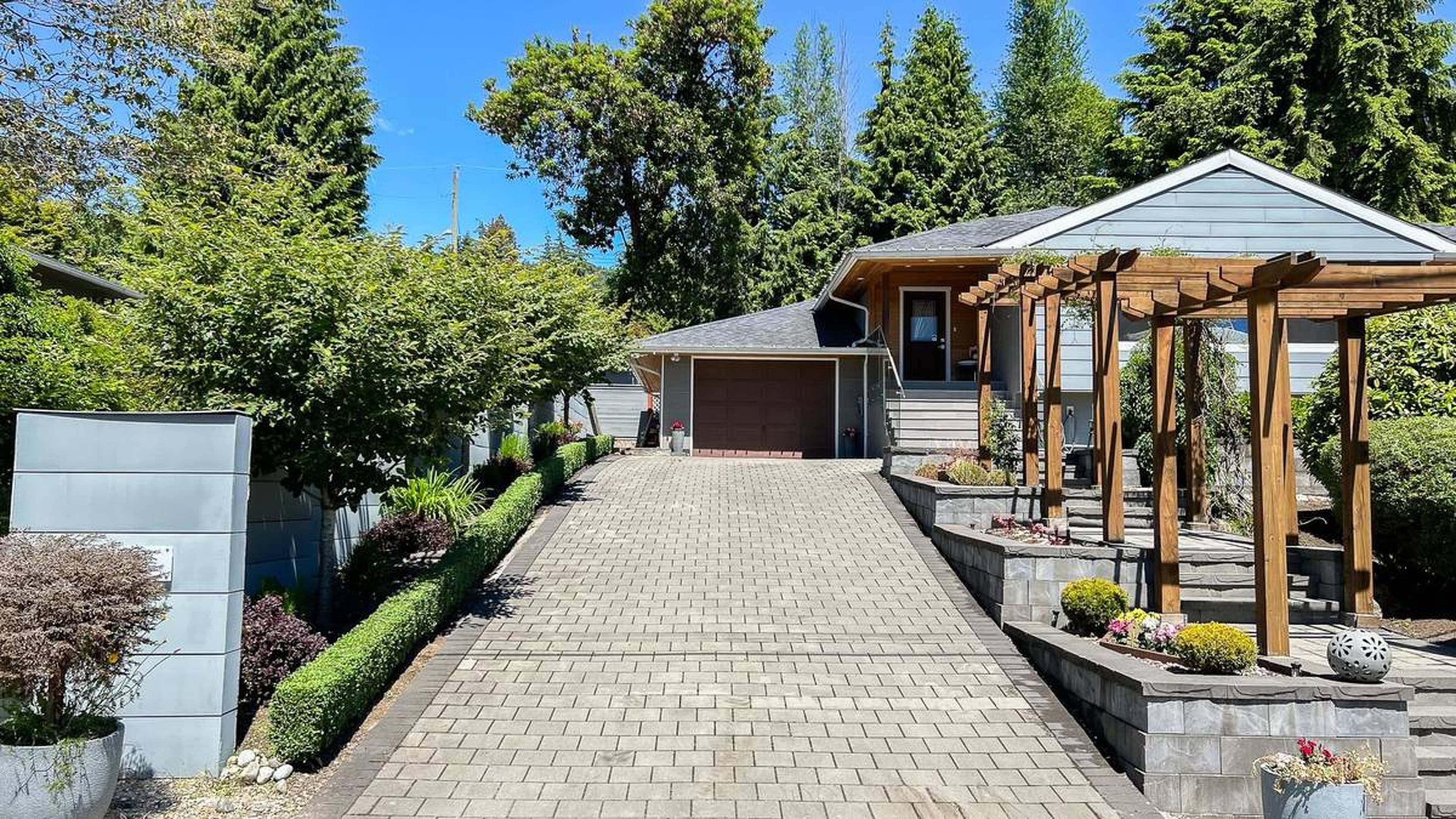 Palmerston Ave, West Vancouver, BC 3 Bedroom Room for Rent liv.rent