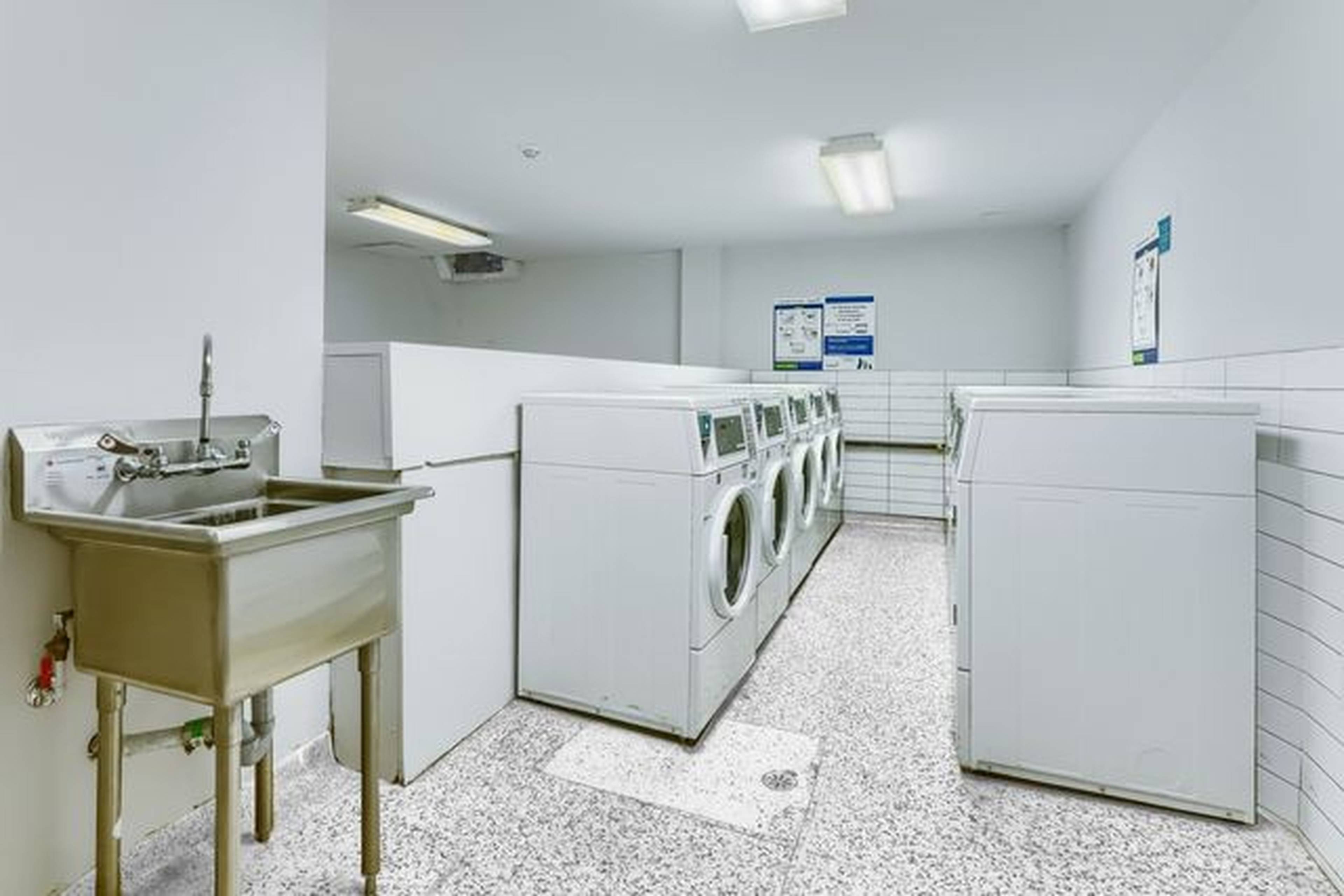 2 Bedrooms 25 Fisherville Rd, Toronto, ON 2 Bedroom Apartment for