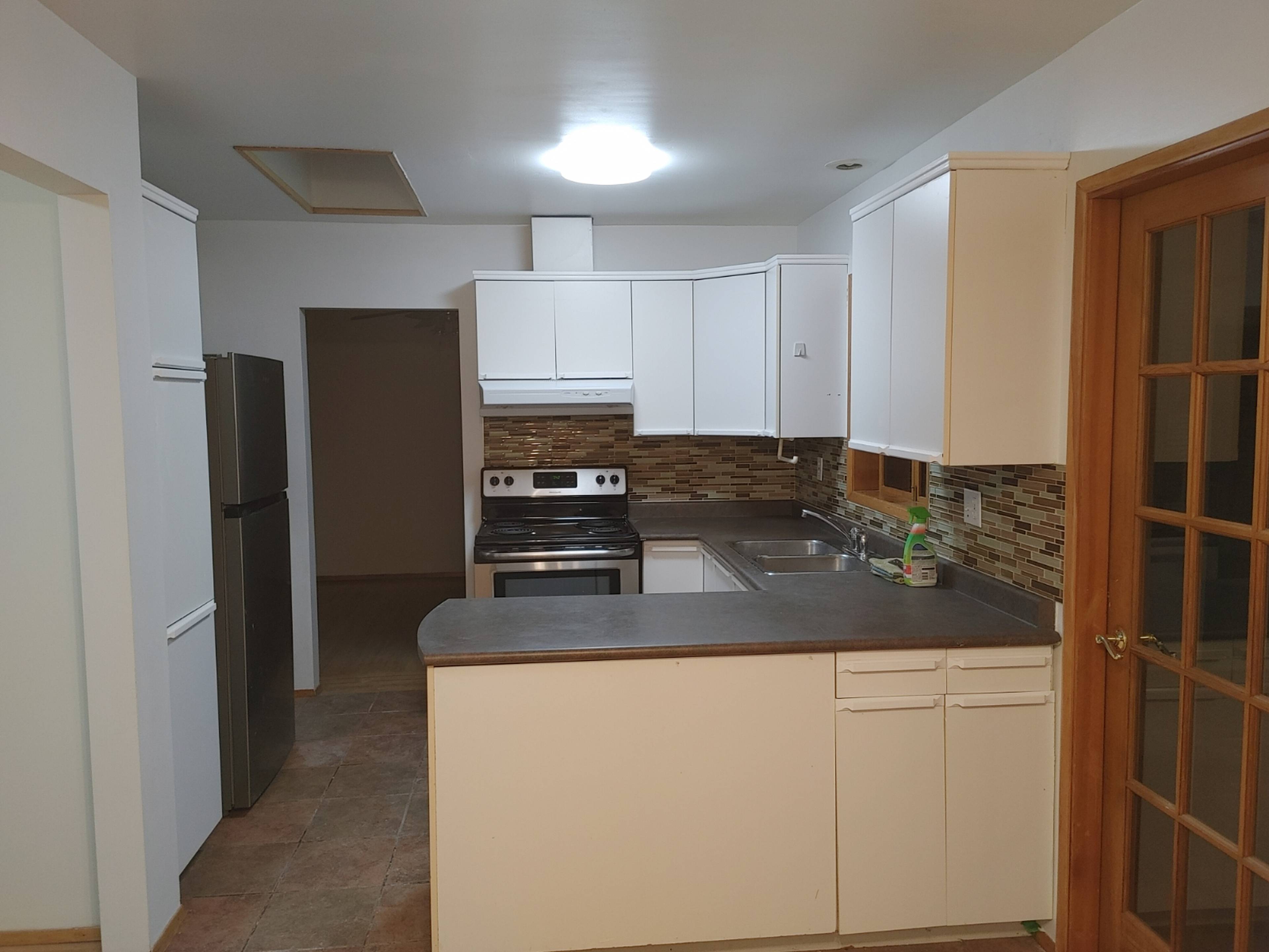 Grover Ave, Coquitlam, BC 3 Bedroom Room for Rent liv.rent