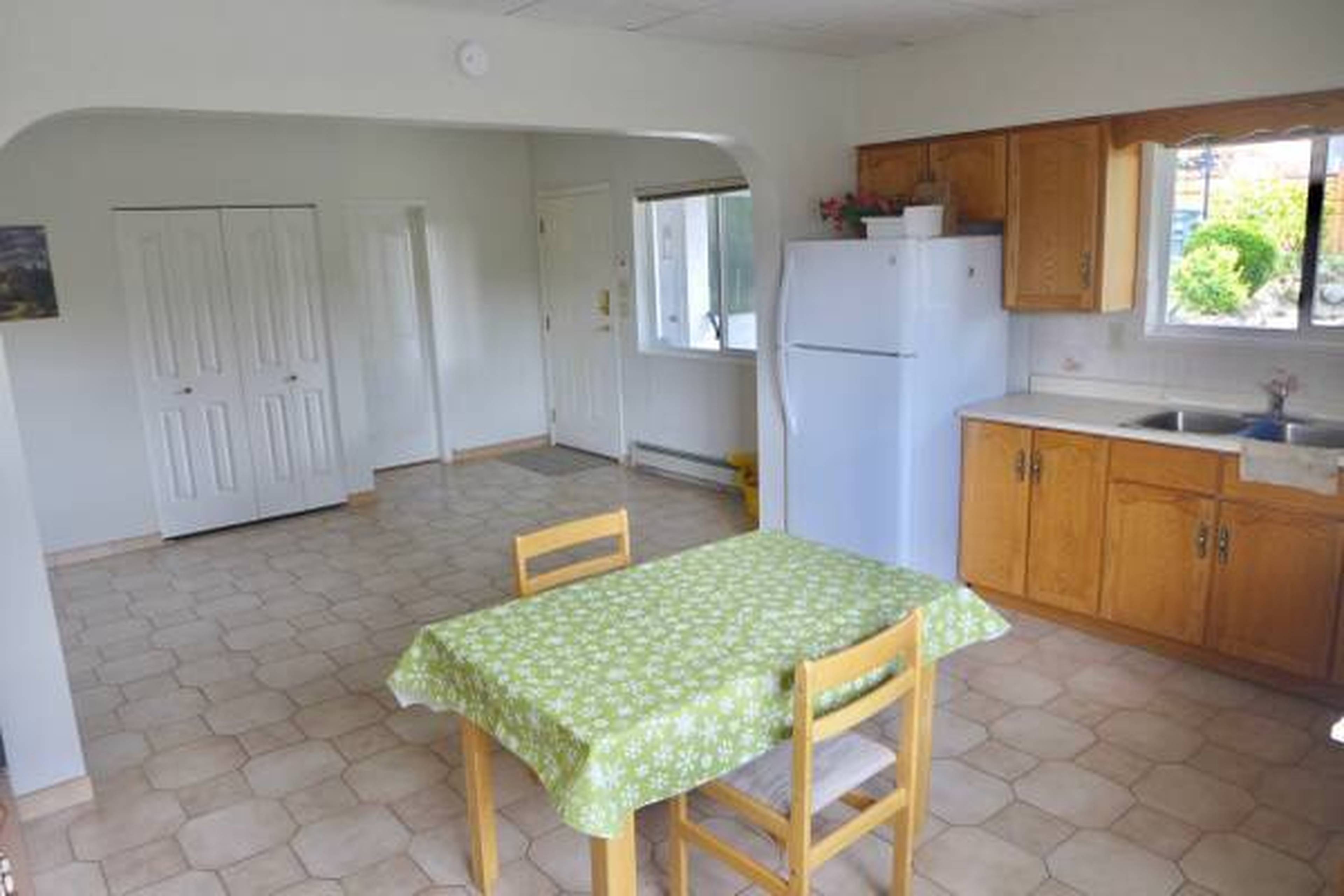 Pandora St, Burnaby, BC Furnished Room for Rent liv.rent