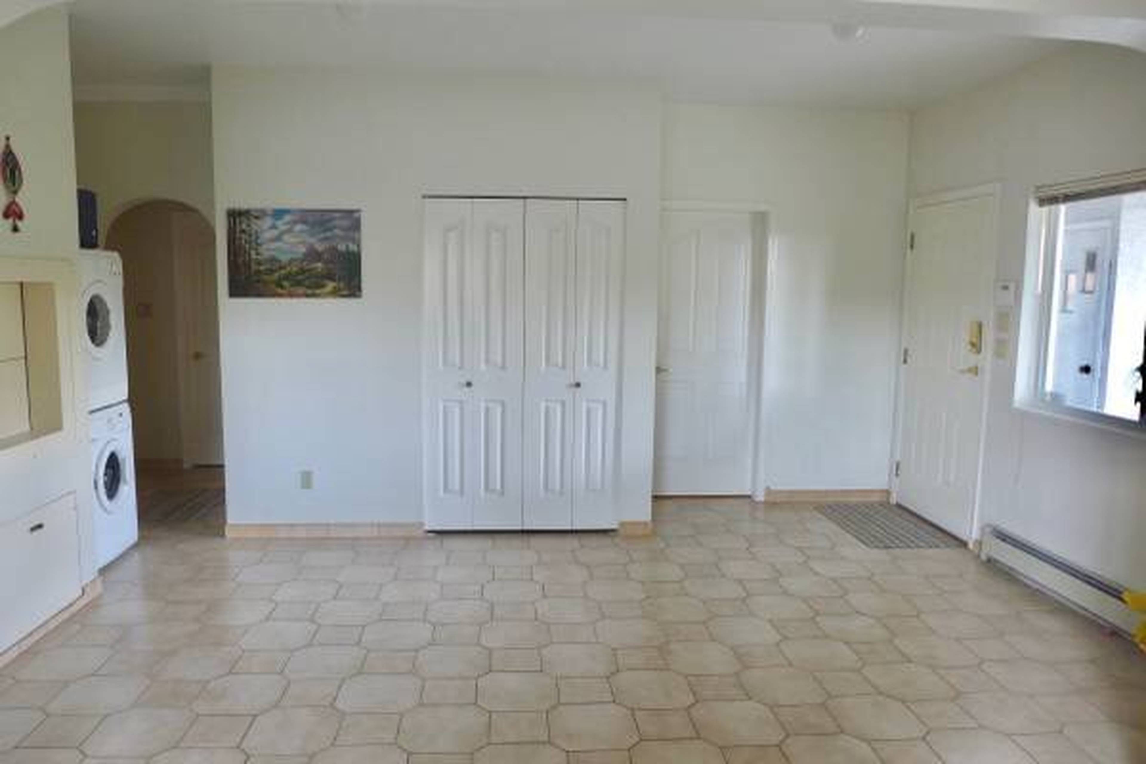 Pandora St, Burnaby, BC Furnished Room for Rent liv.rent