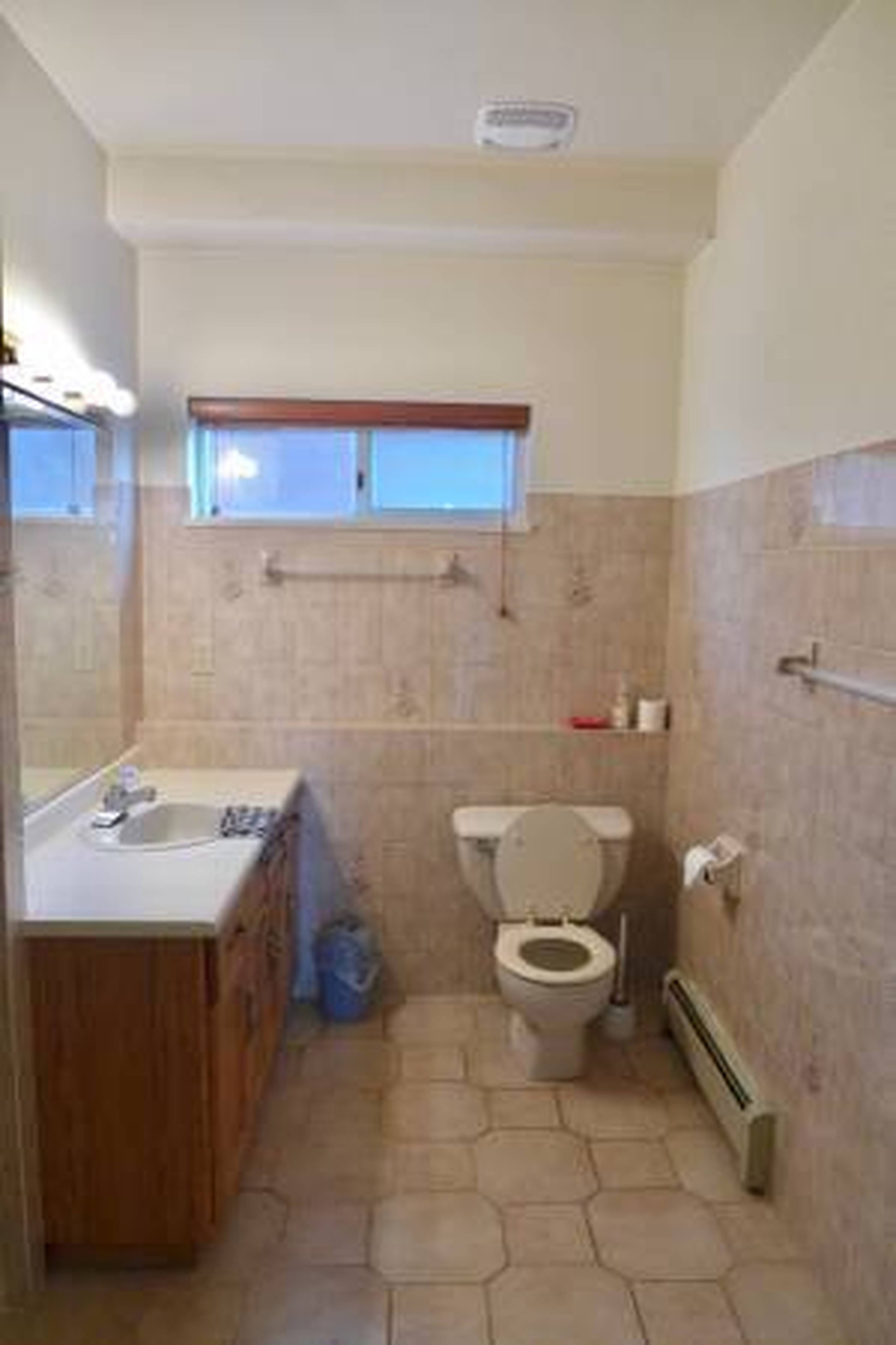 Pandora St, Burnaby, BC Furnished Room for Rent liv.rent