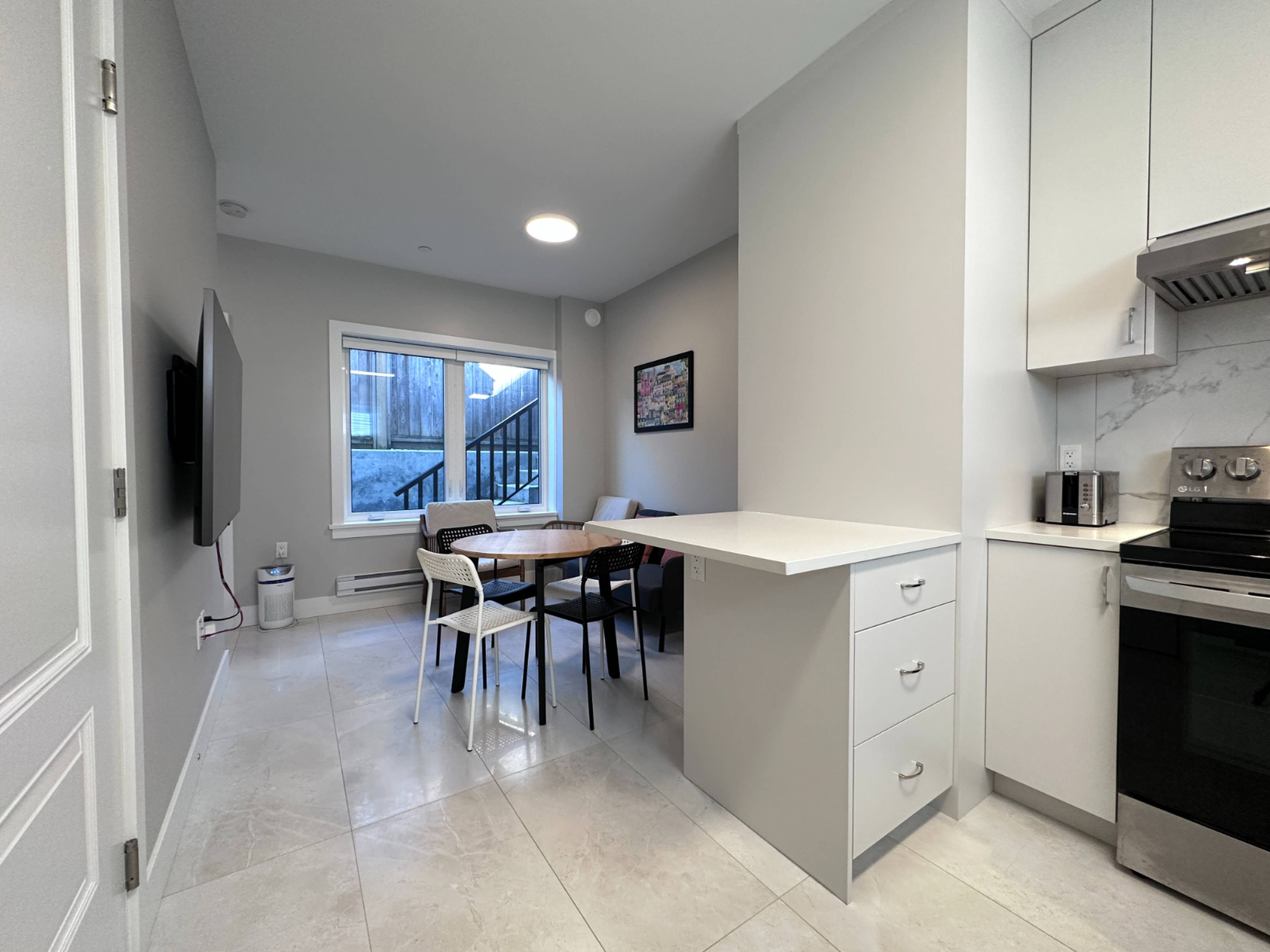 3 2445 W 10th Ave, Vancouver, BC 2 Bedroom House for Rent liv.rent