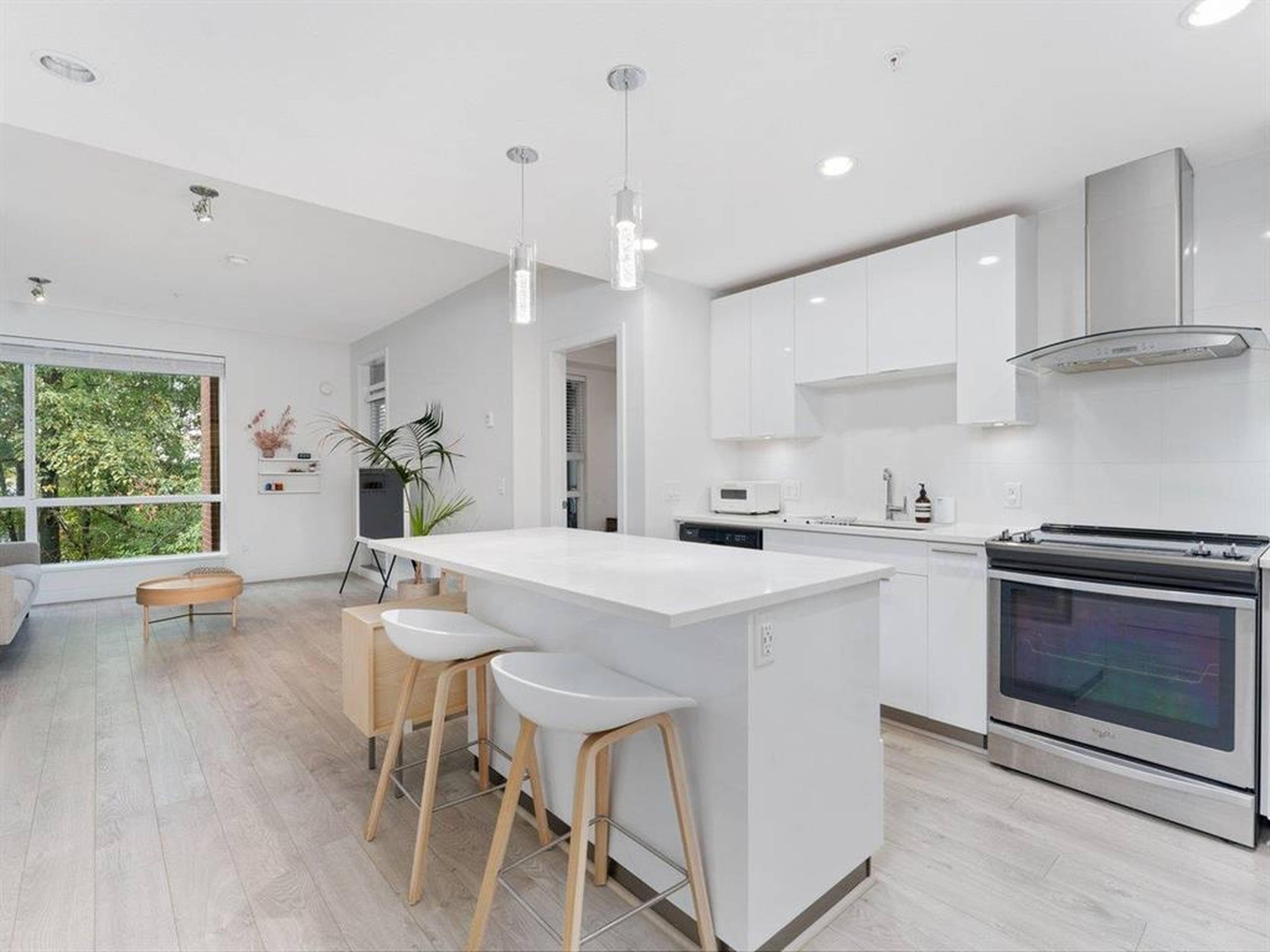 723 3rd St W, North Vancouver, BC 2 Bedroom Apartment for Rent liv.rent