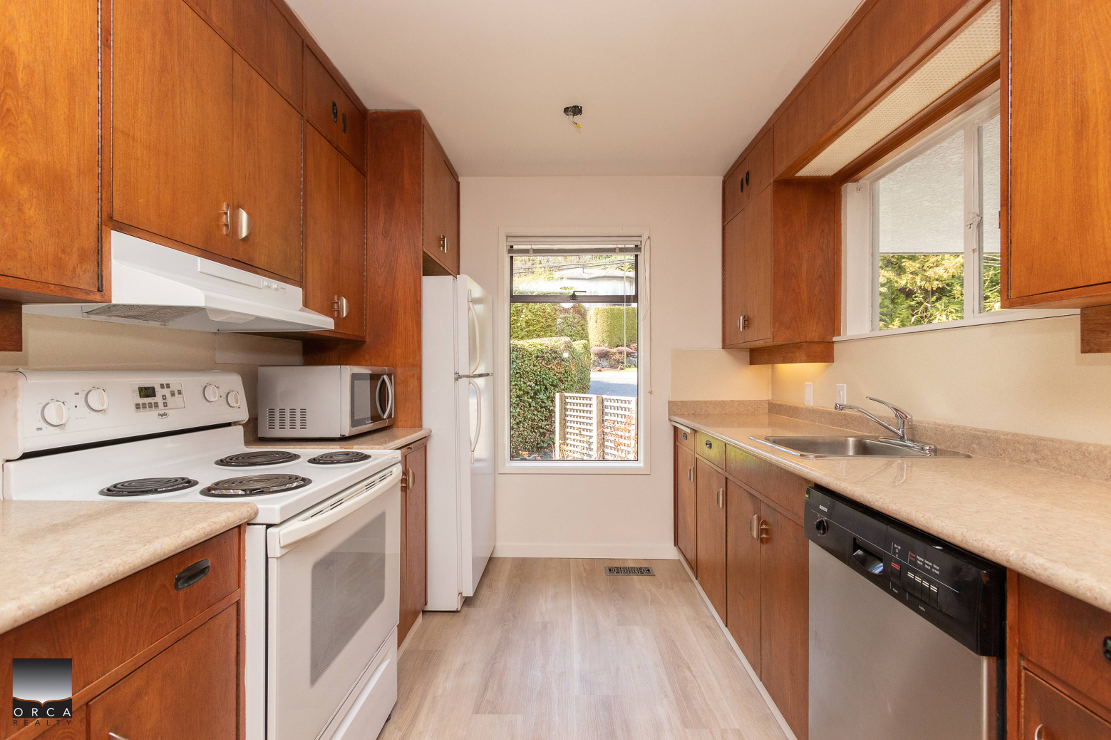 737 Burley Dr, West Vancouver, BC 3 Bedroom House for Rent liv.rent