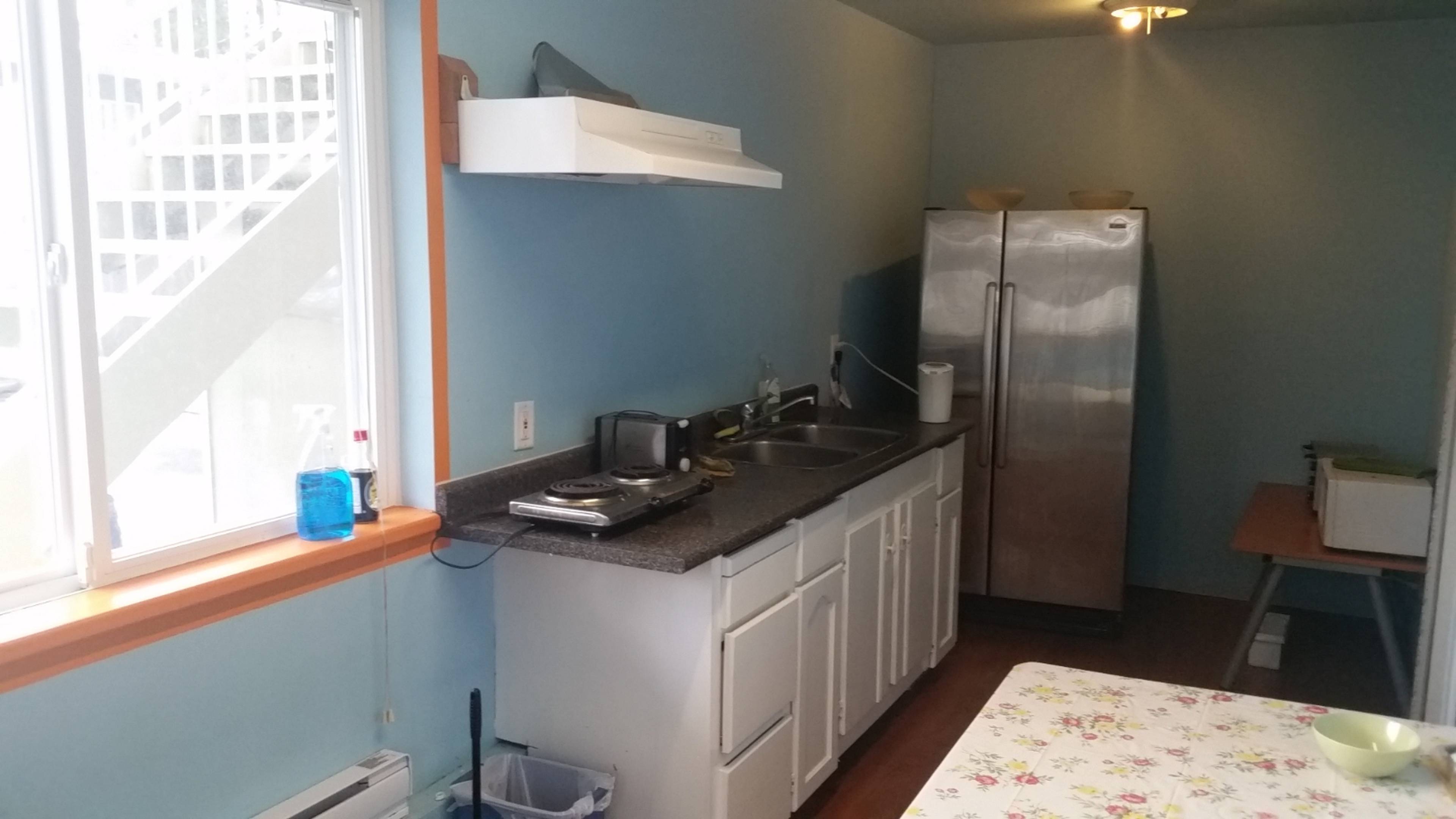 Delta Ave S, Burnaby, BC Furnished Room for Rent liv.rent