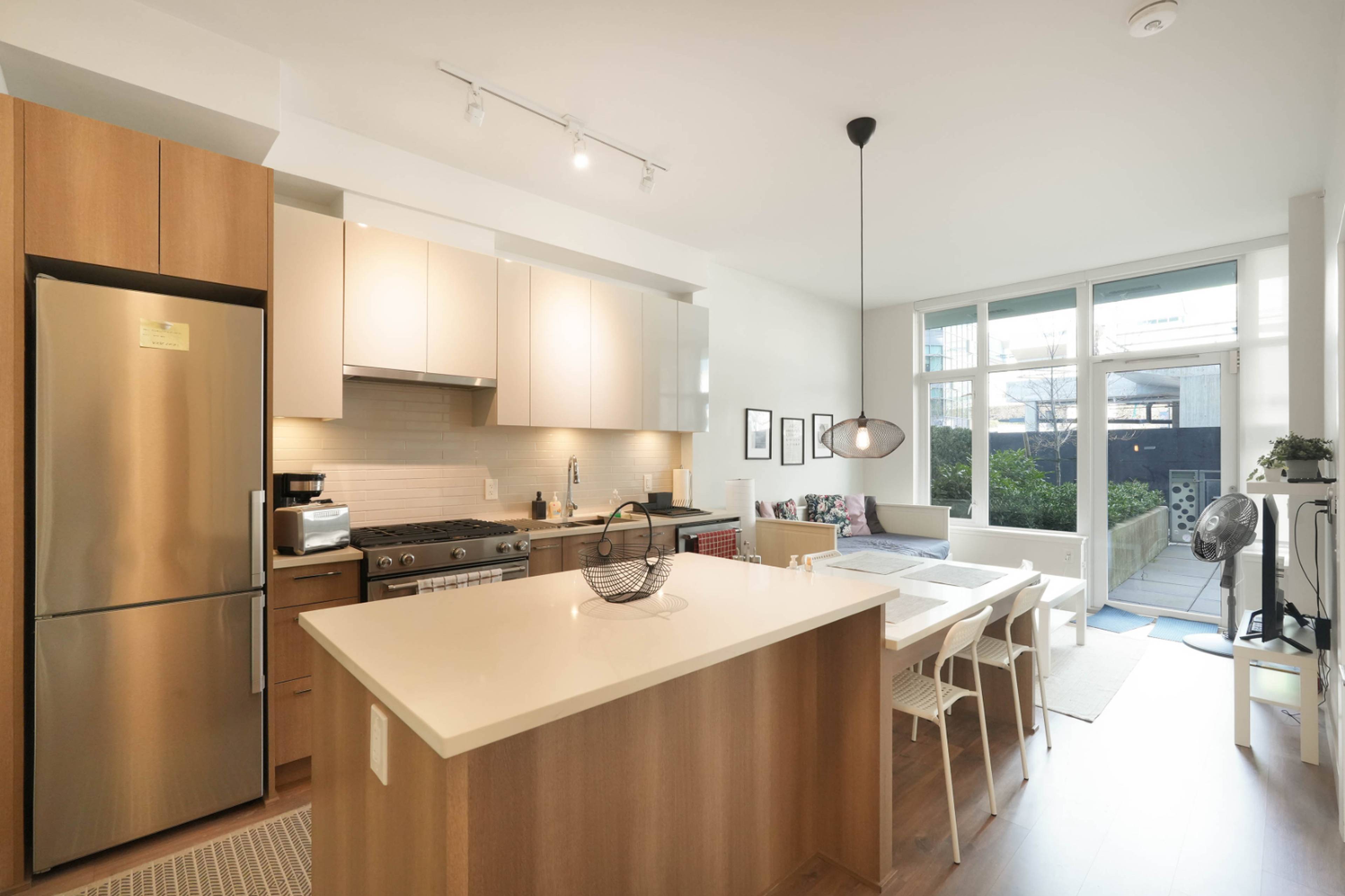 106 258 Nelson's Ct, New Westminster, BC 1 Bedroom Apartment for