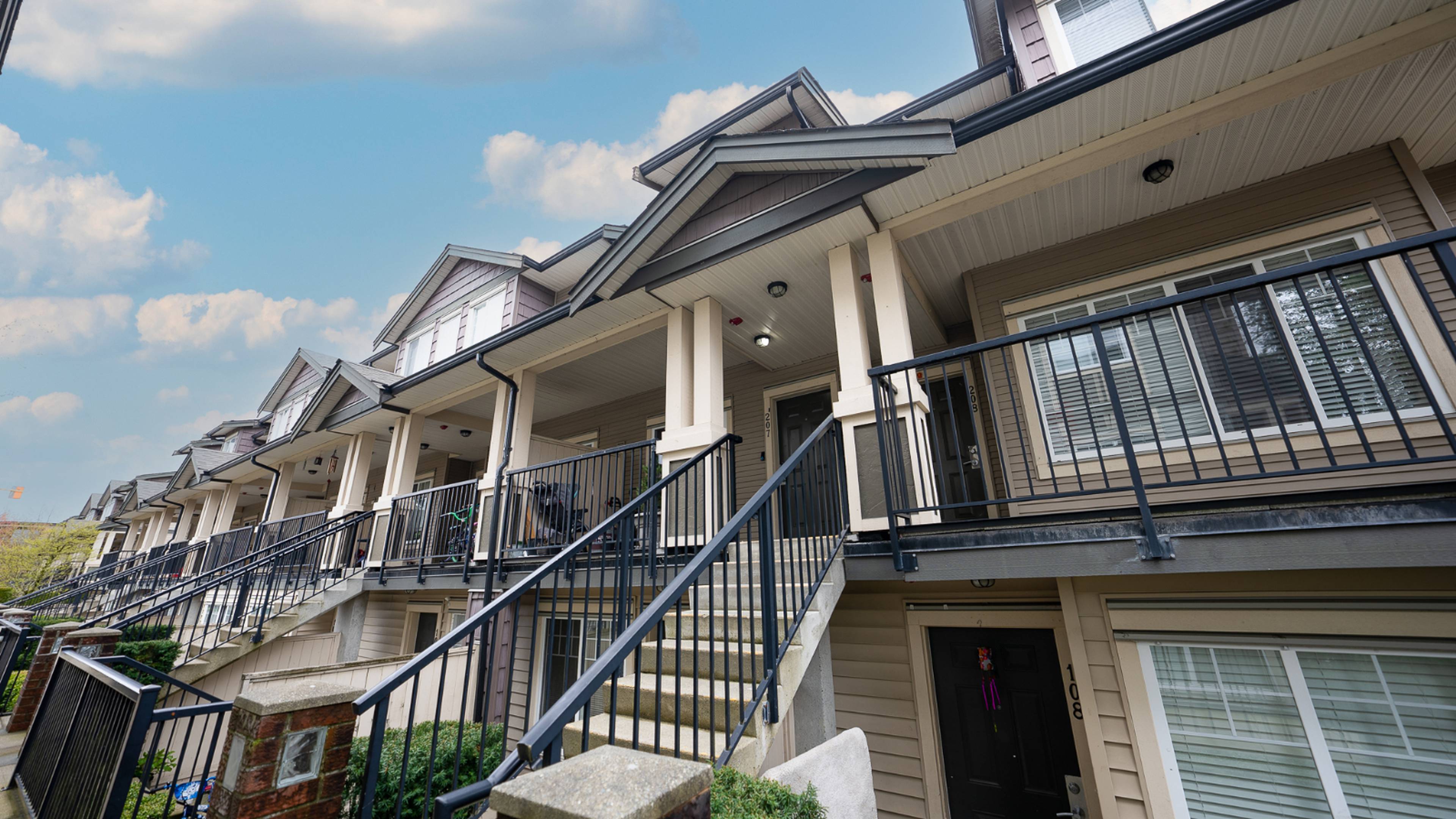 13958 108 Ave, Surrey, BC 3 Bedroom Townhouse for Rent liv.rent