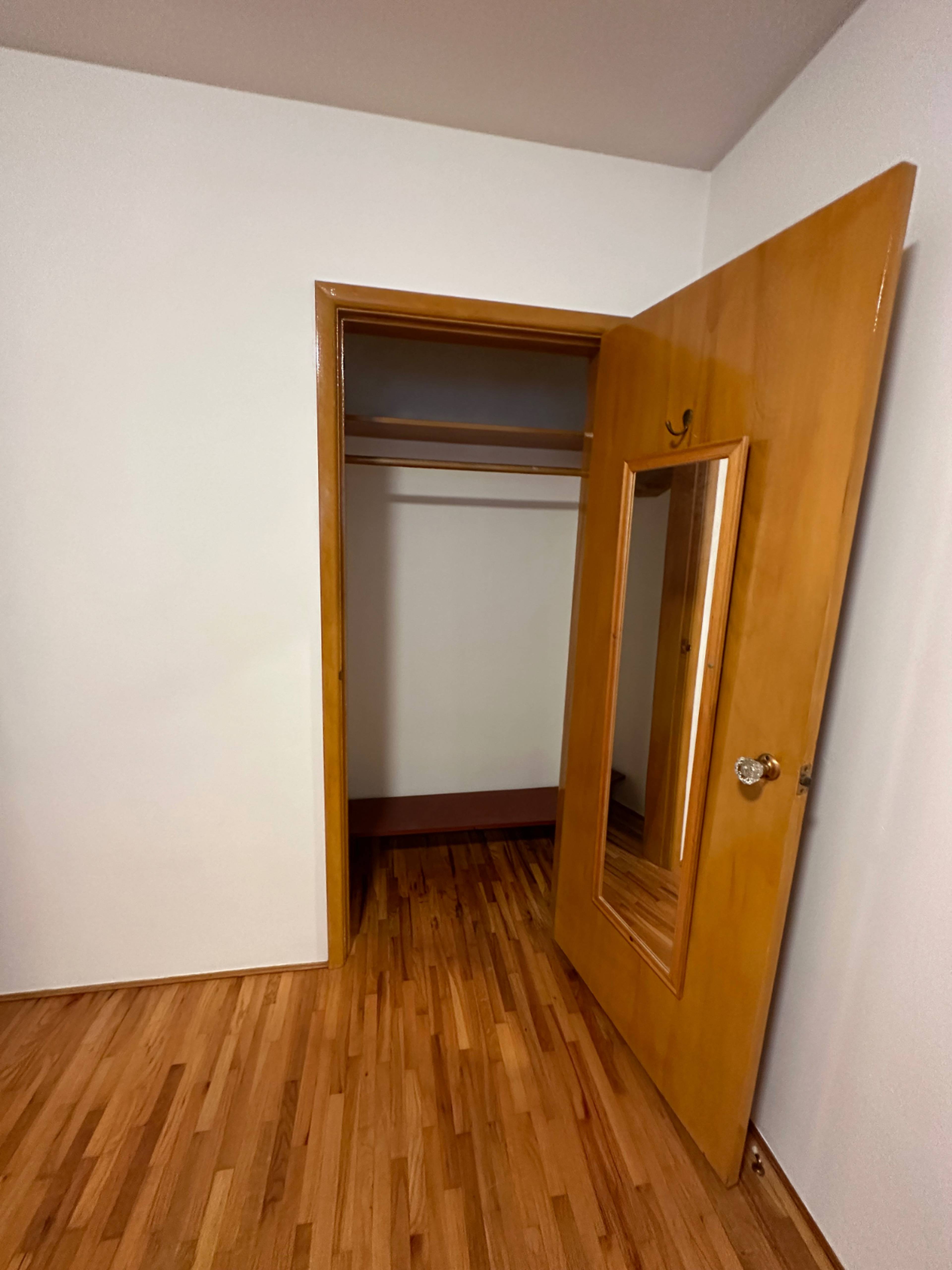 E 25th Ave, Vancouver, BC Furnished Room for Rent liv.rent