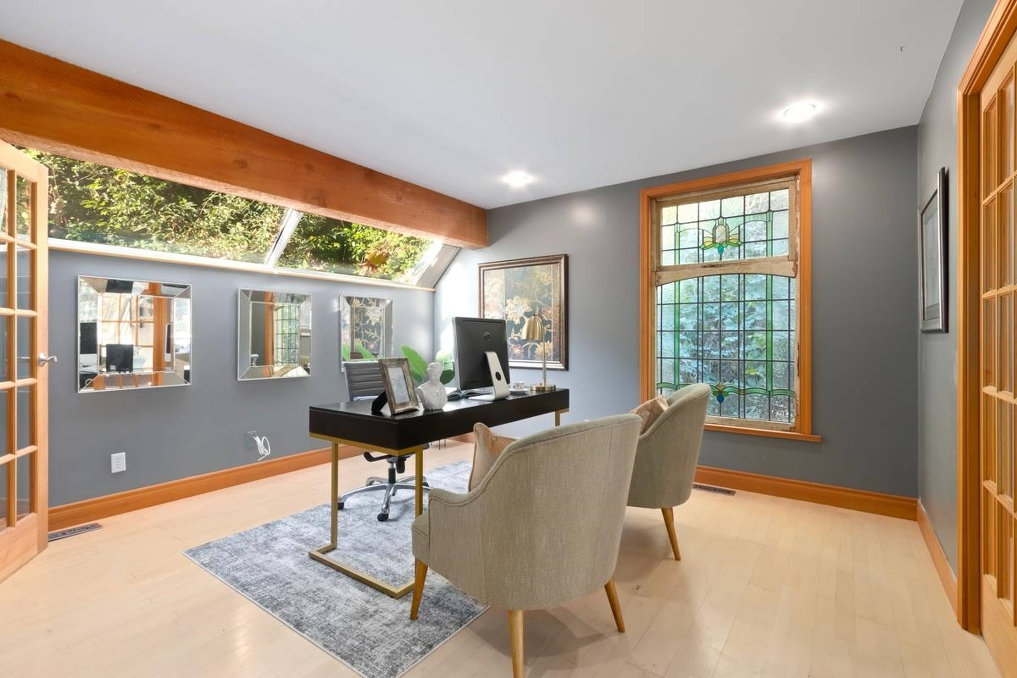 Marine Dr, West Vancouver, BC 4 Bedroom House for Rent liv.rent