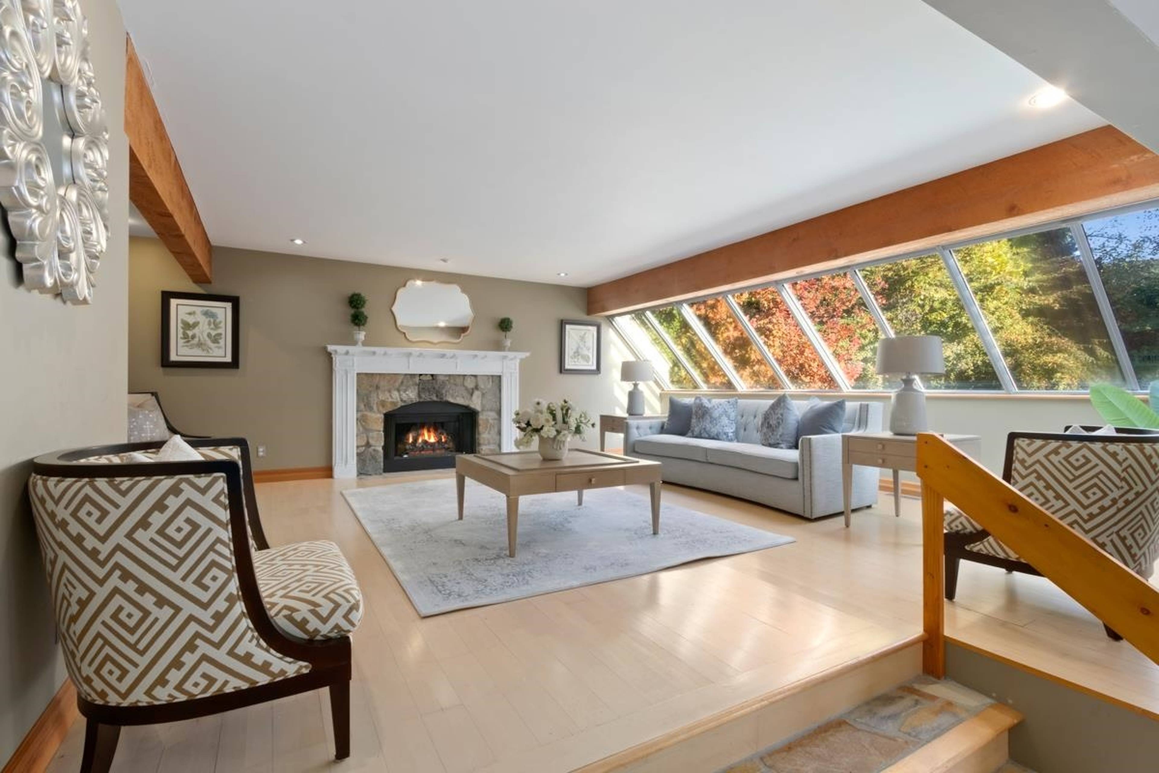 Marine Dr, West Vancouver, BC 4 Bedroom House for Rent liv.rent
