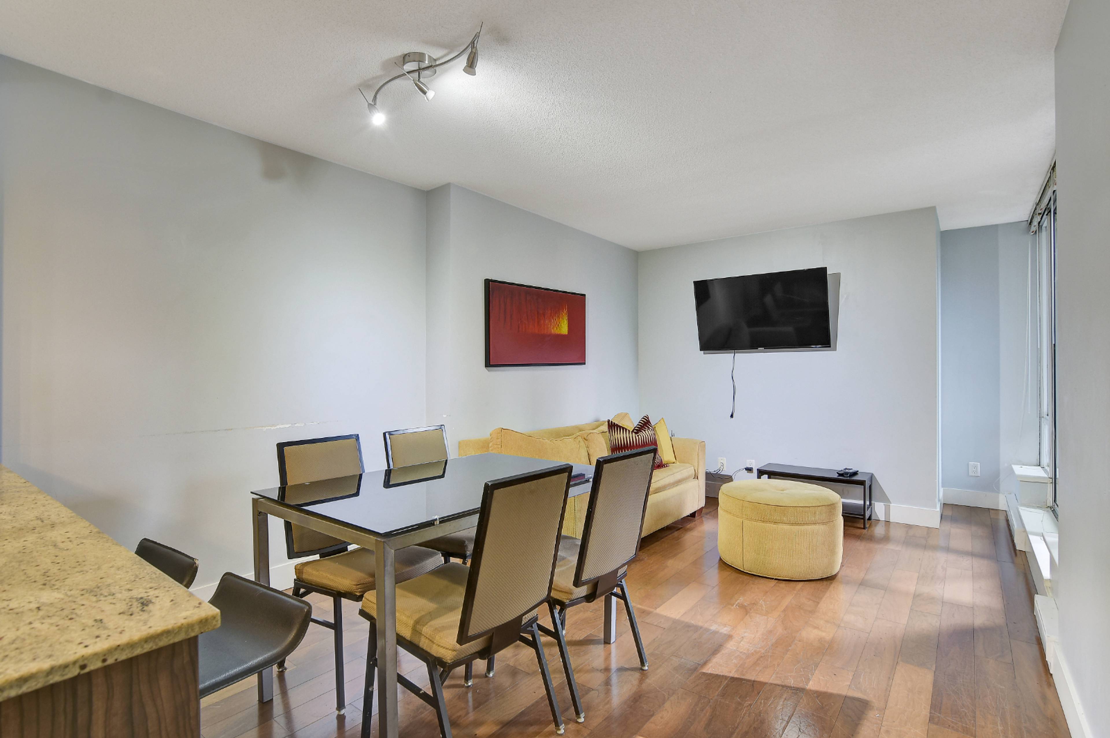 2 ch.  · 1 s. de bains for rent $3,500 / mois