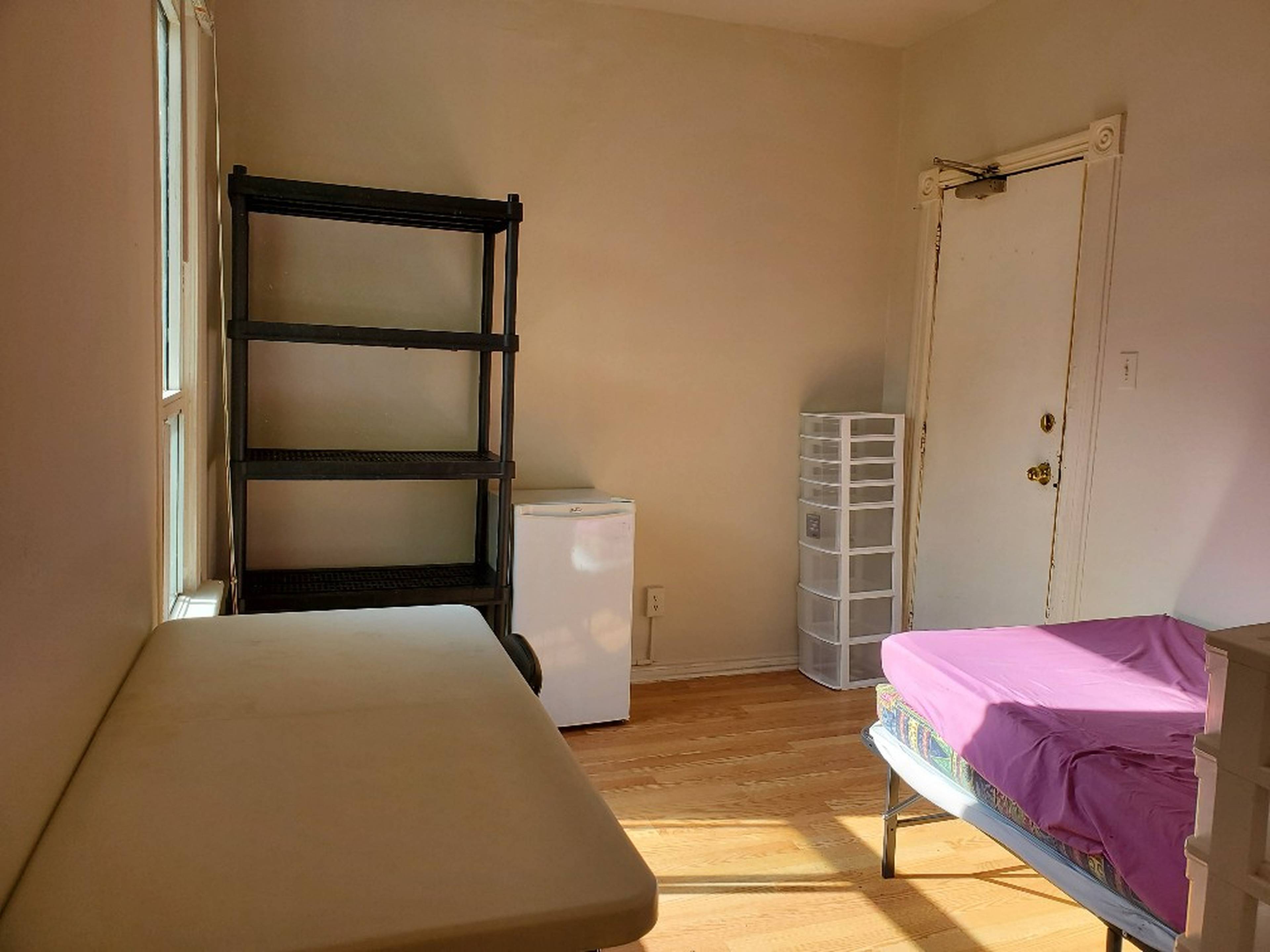 Dundas St E, Toronto, ON Furnished Room for Rent liv.rent