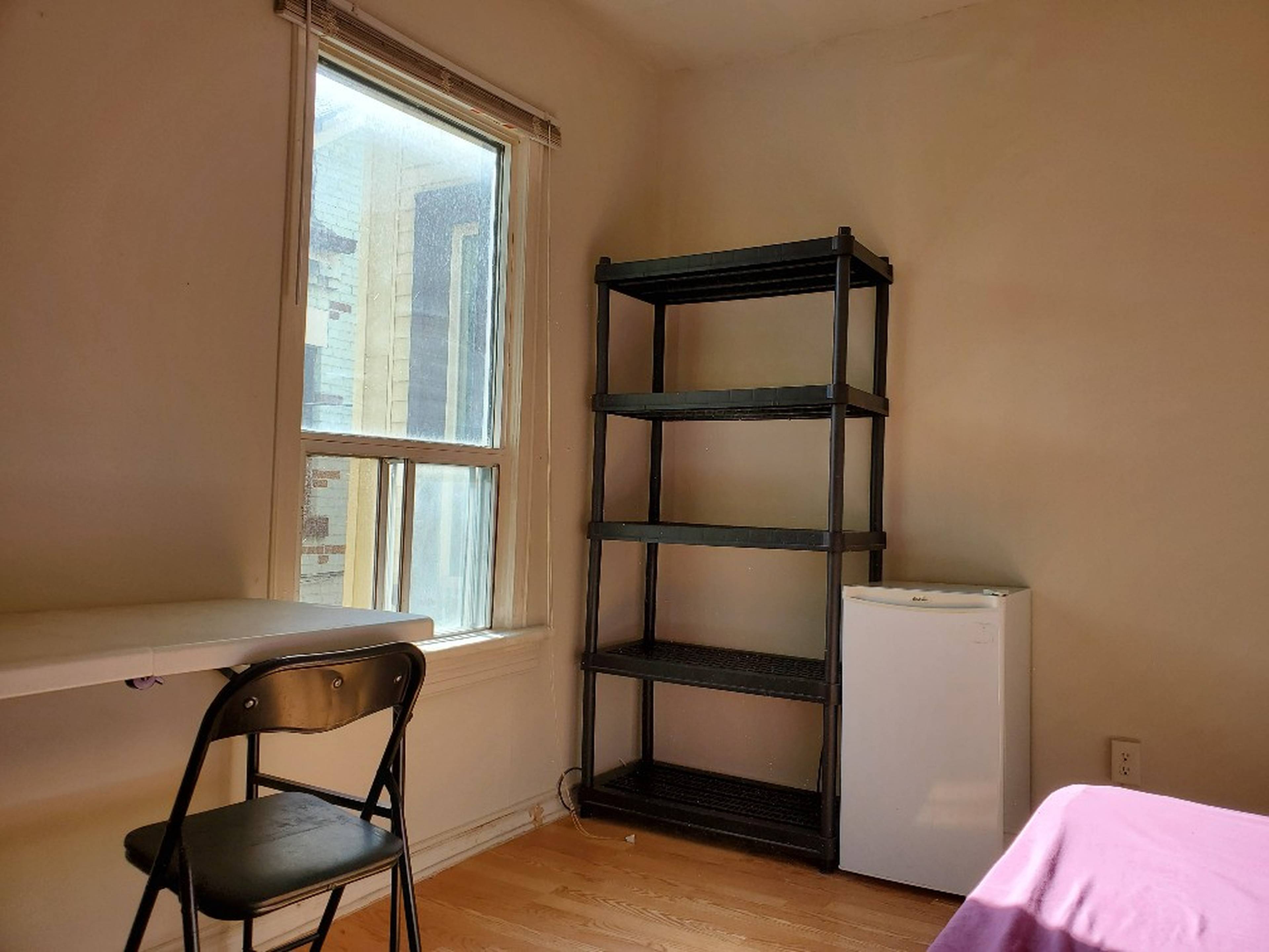 Dundas St E, Toronto, ON Furnished Room for Rent liv.rent
