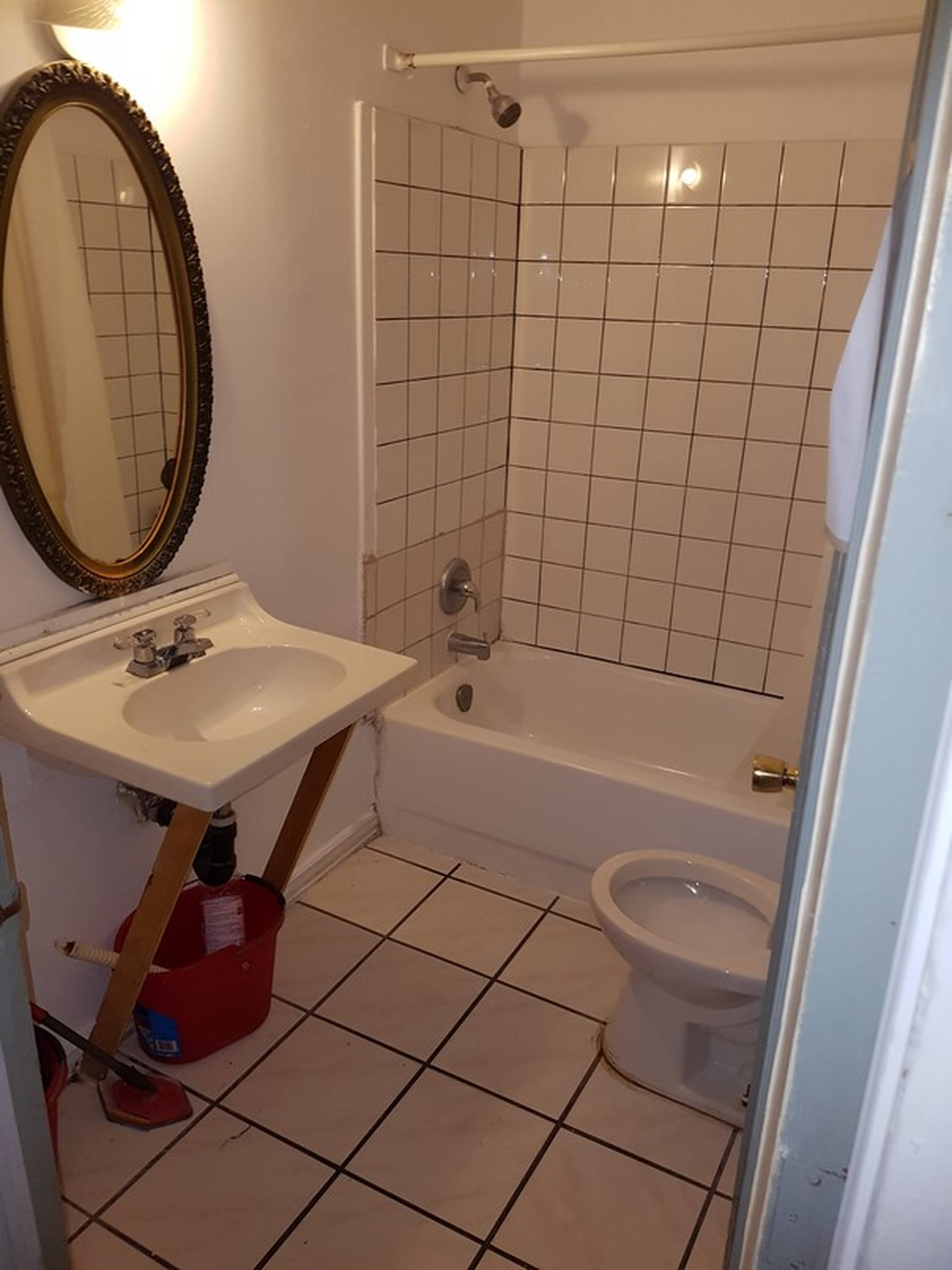 Dundas St E, Toronto, ON Furnished Room for Rent liv.rent