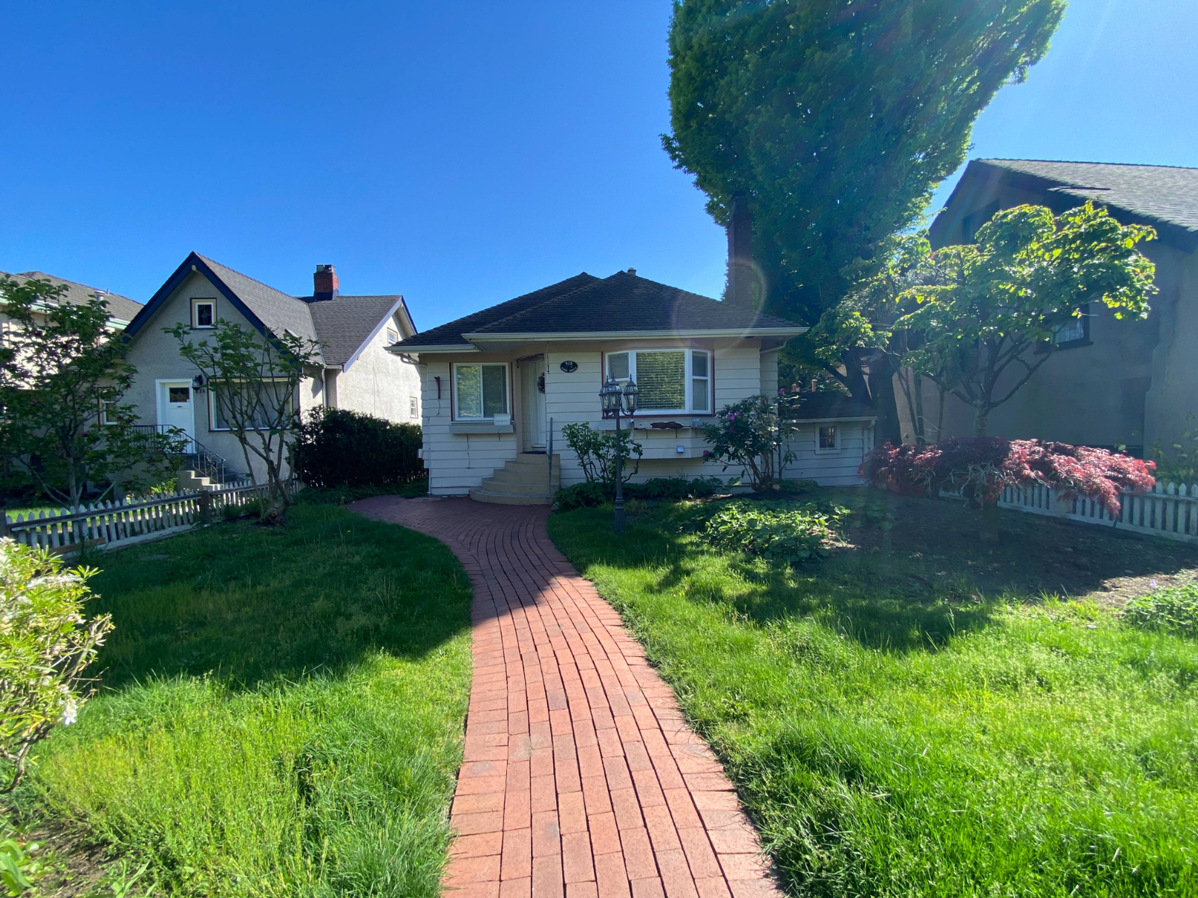 BASEMENT 928 Park Dr, Vancouver, BC 3 Bedroom Room for Rent liv.rent