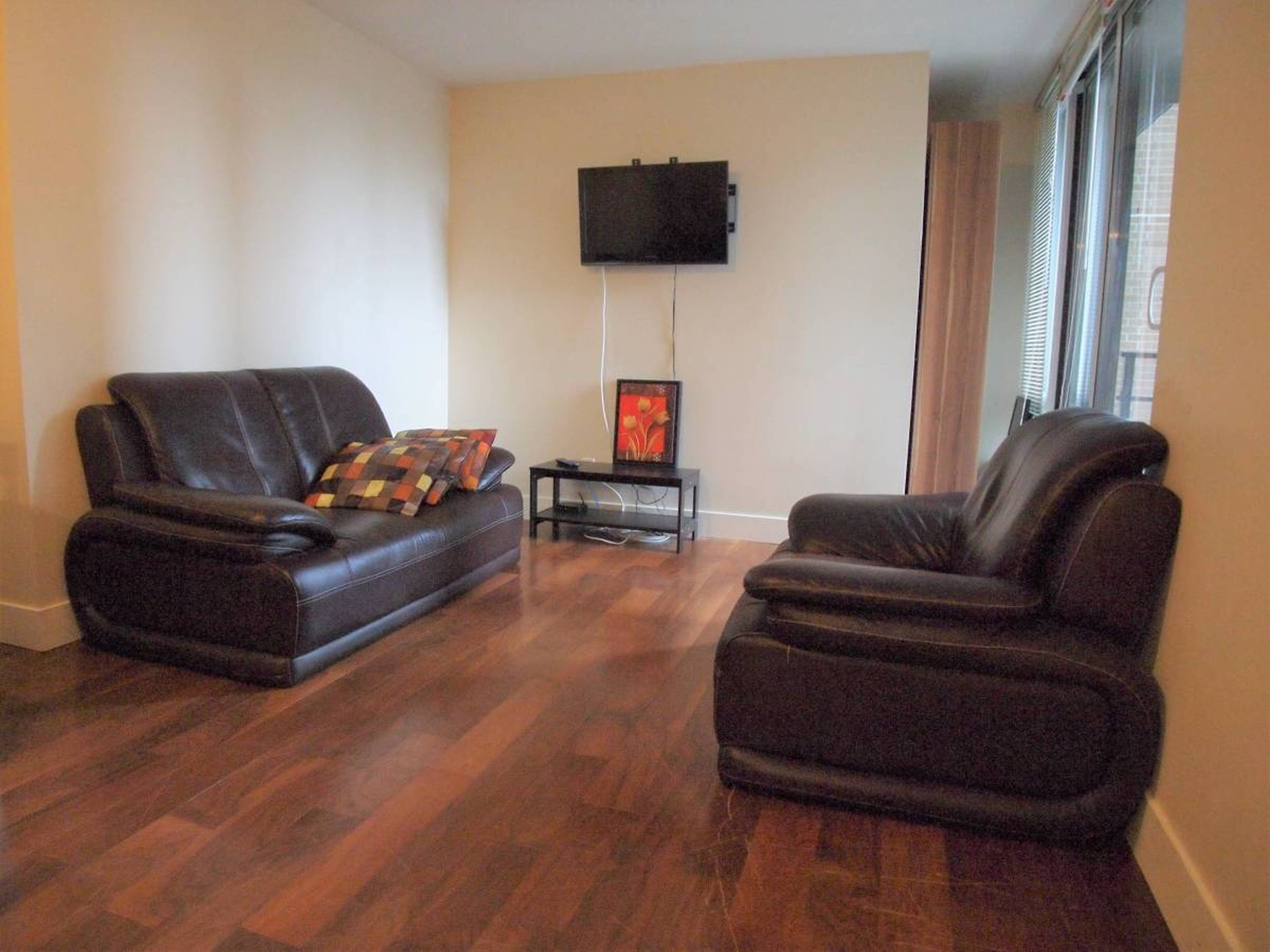 2 ch.  · 1 s. de bains for rent $3,500 / mois