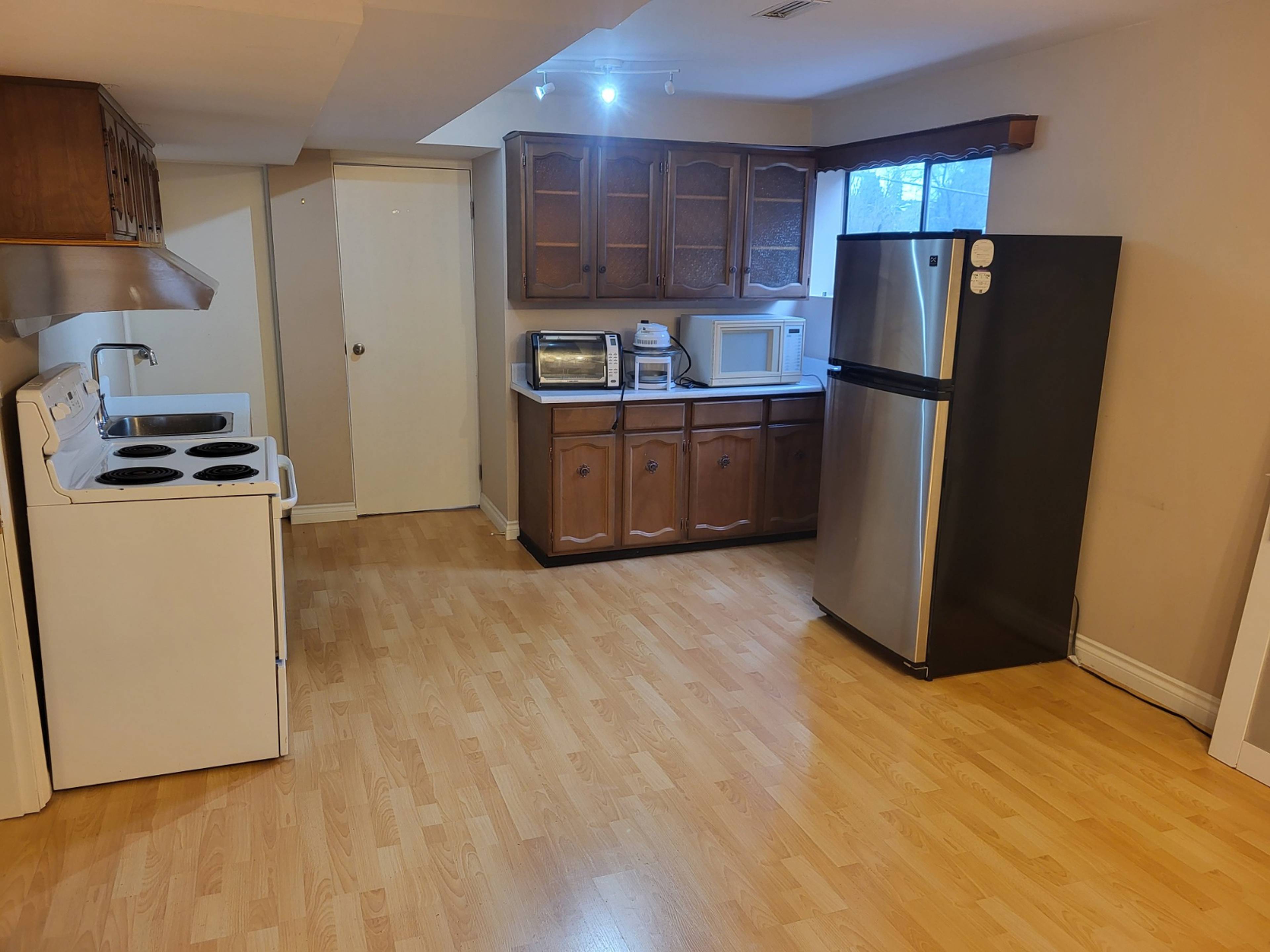 Springdale Ct, Burnaby, BC Furnished Room for Rent liv.rent