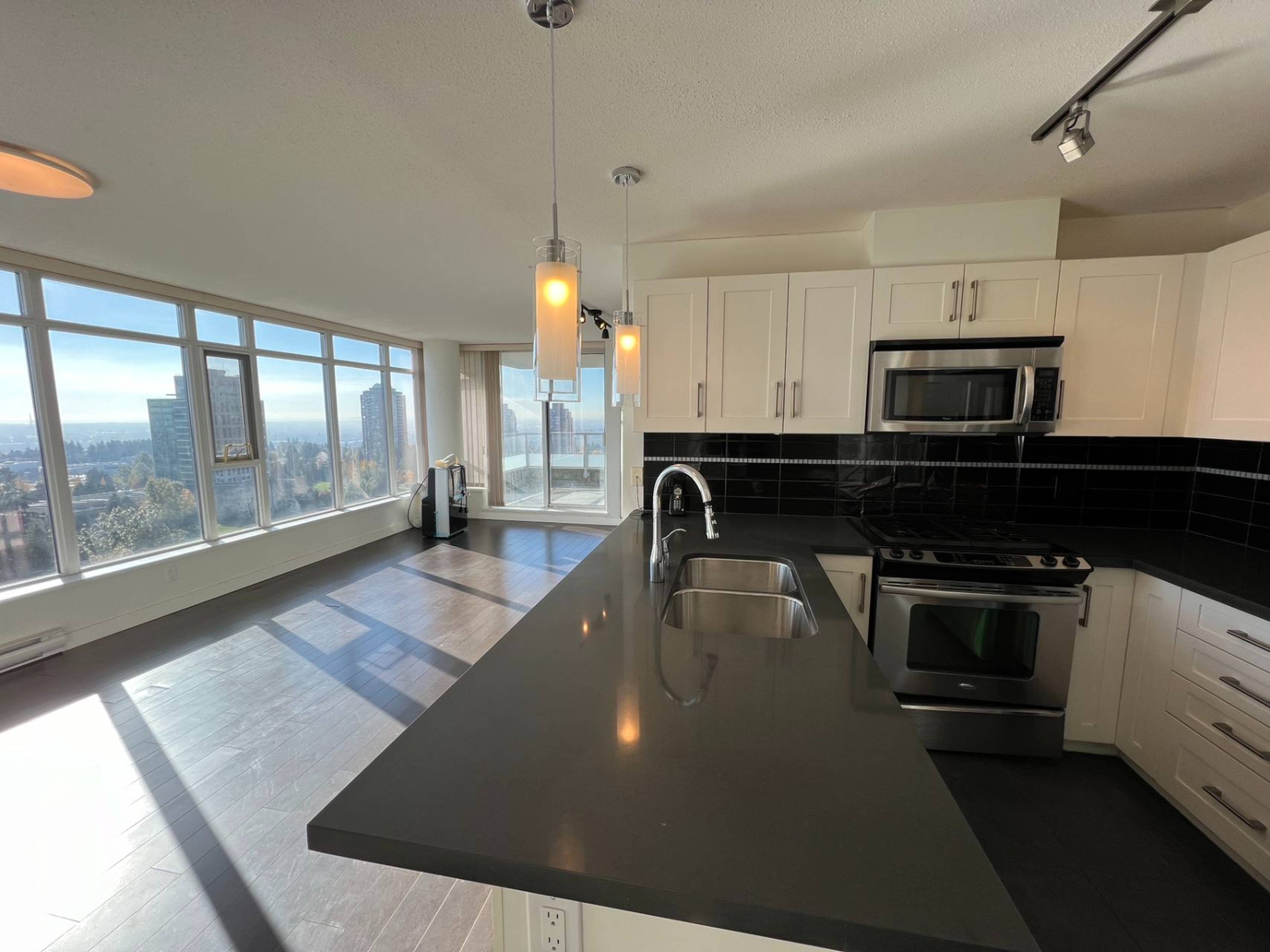 2 ch.  · 2 s. de bains for rent $2,700 / mois