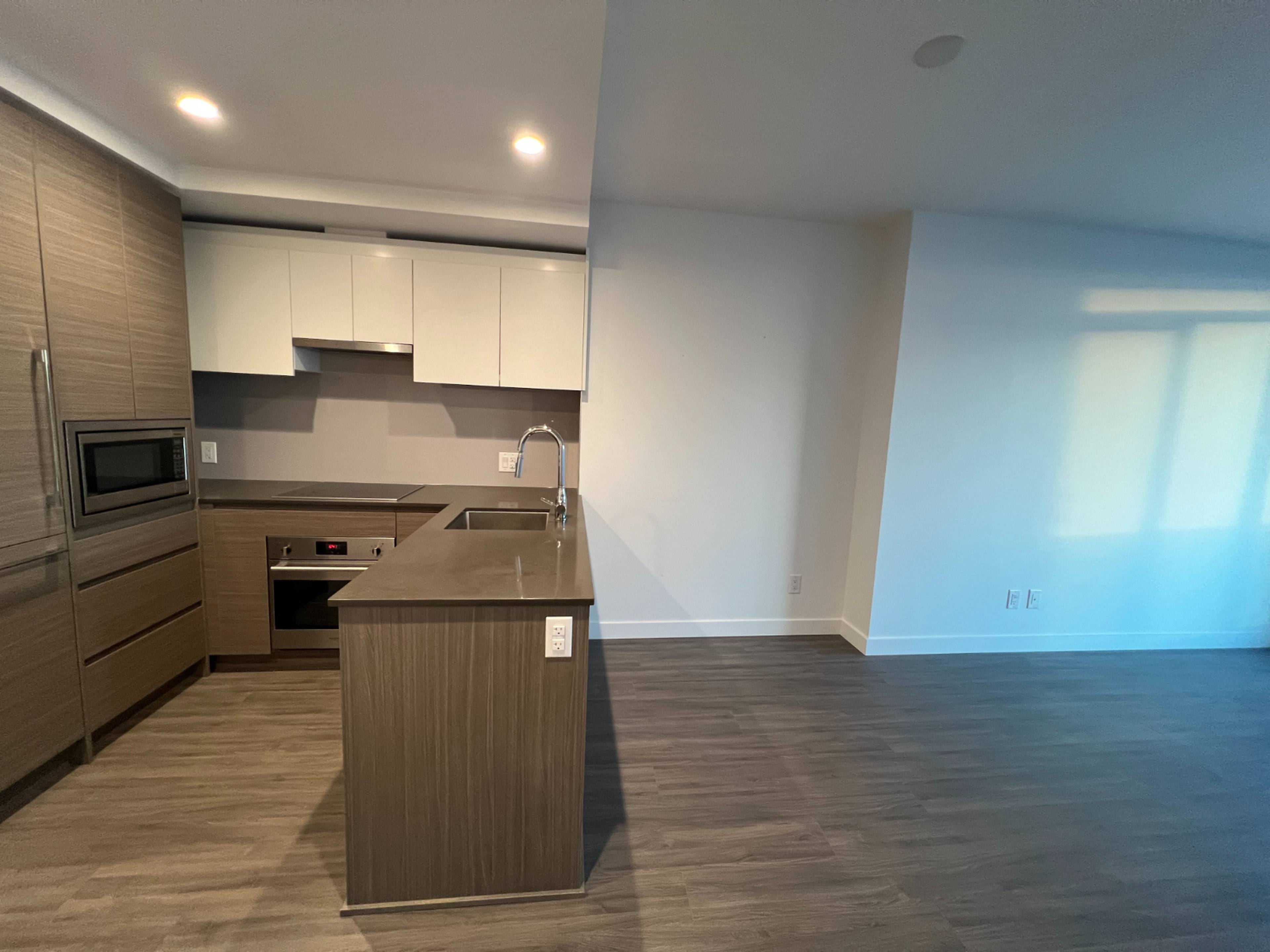 1002 13615 Fraser Hwy, Surrey, BC 1 Bedroom Apartment for Rent