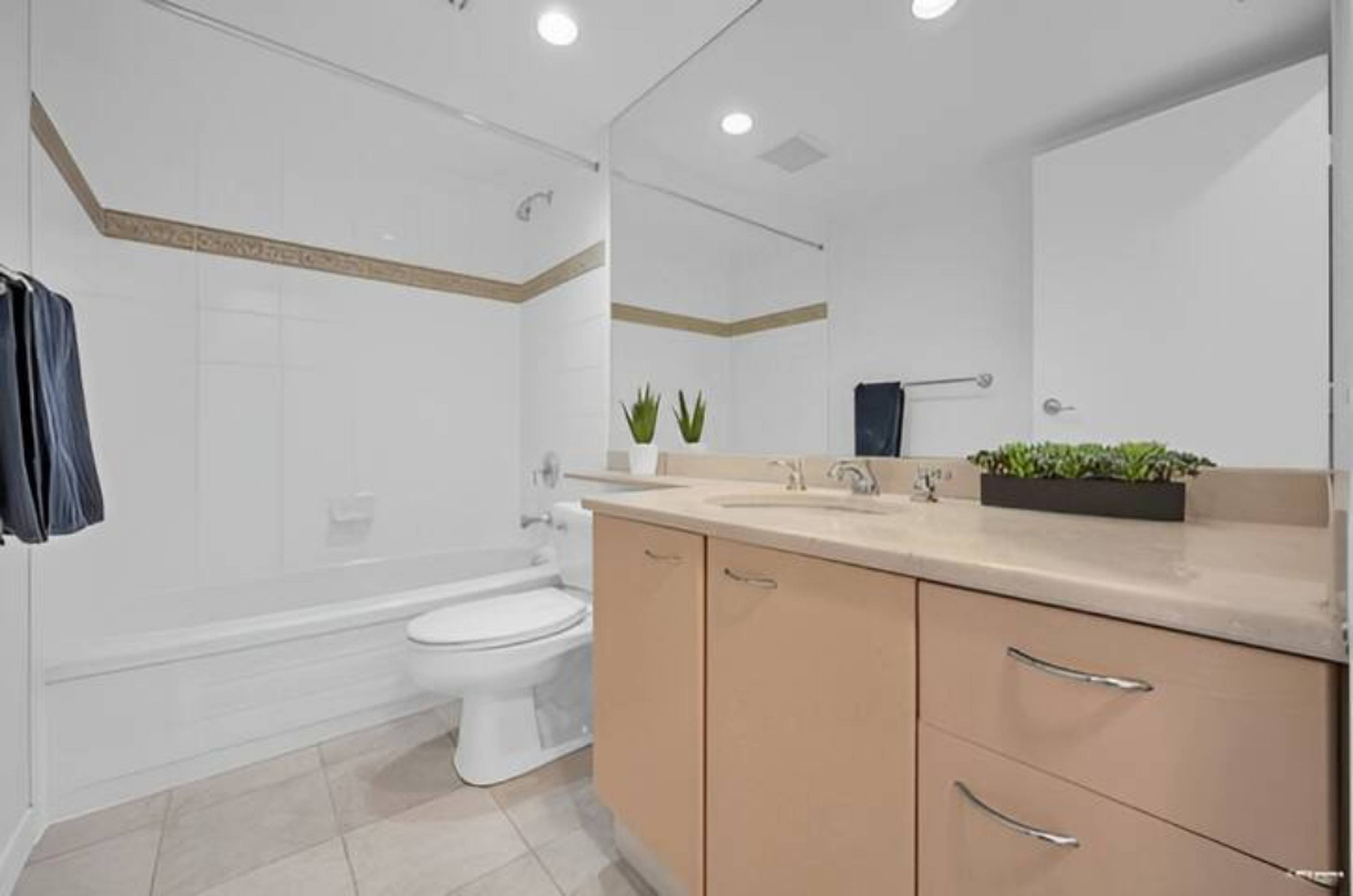 1331 Alberni St 8