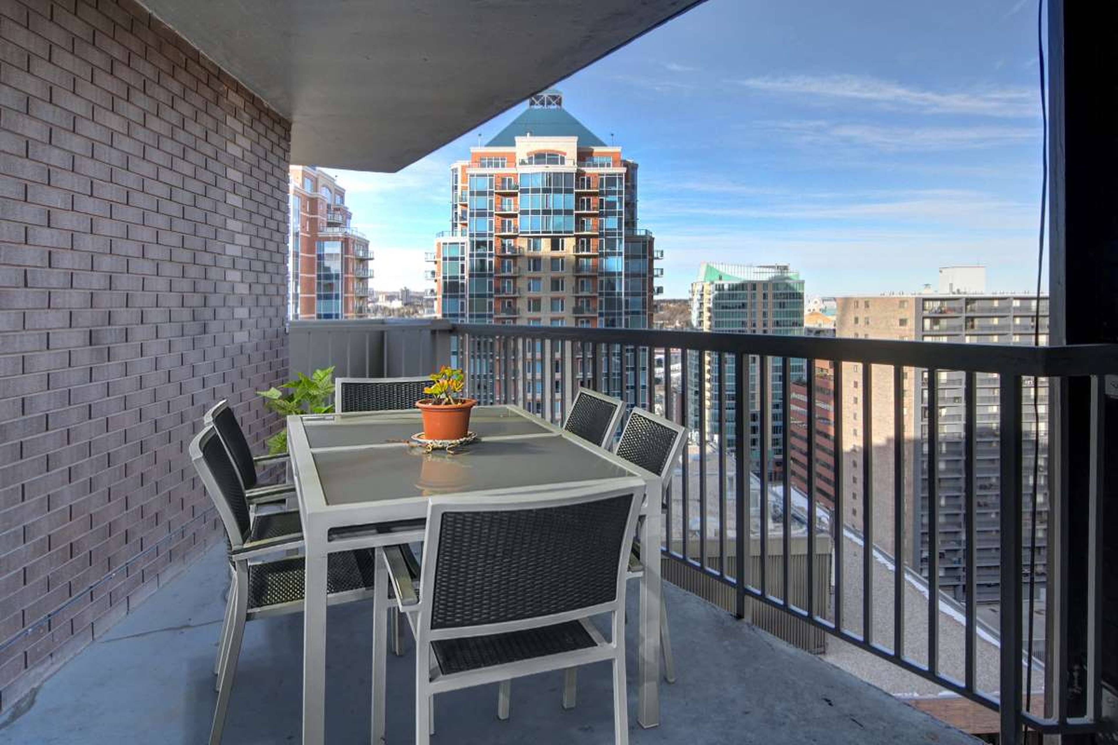 Flex Basic Vista Tower 912 6 Ave SW, Calgary, AB Furnished Room for Rent liv.rent