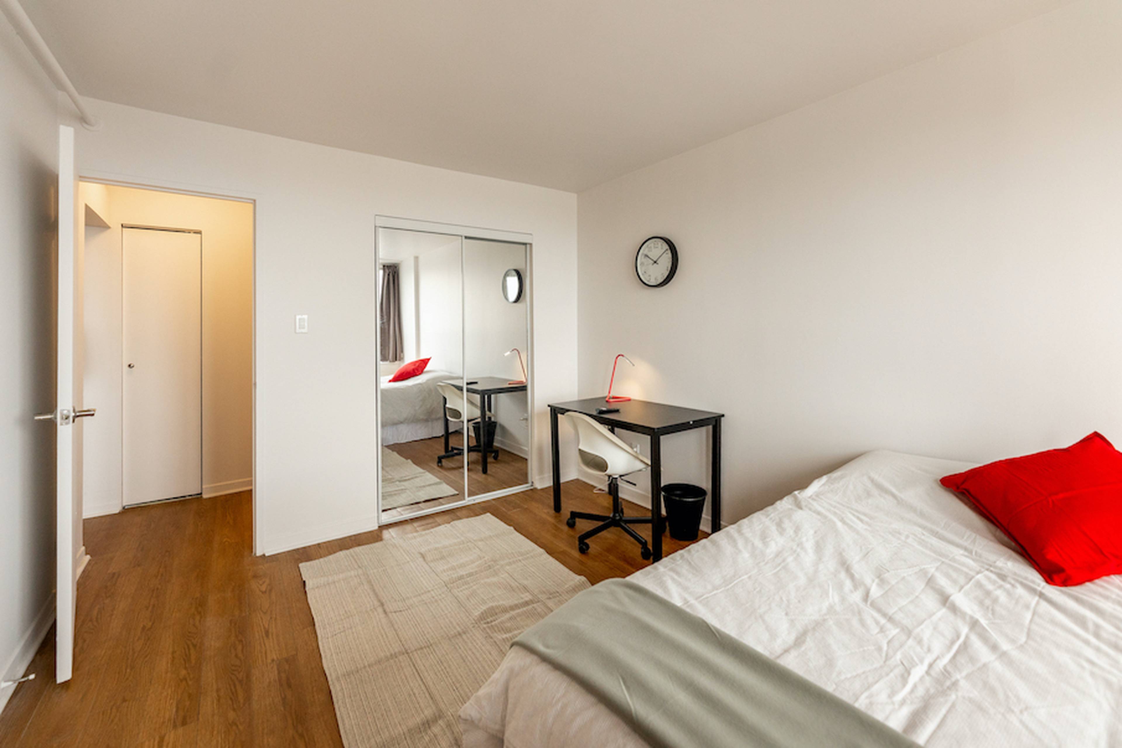 Deluxe Room Guy & Concordia 2250 Rue Guy, Montréal, QC Furnished