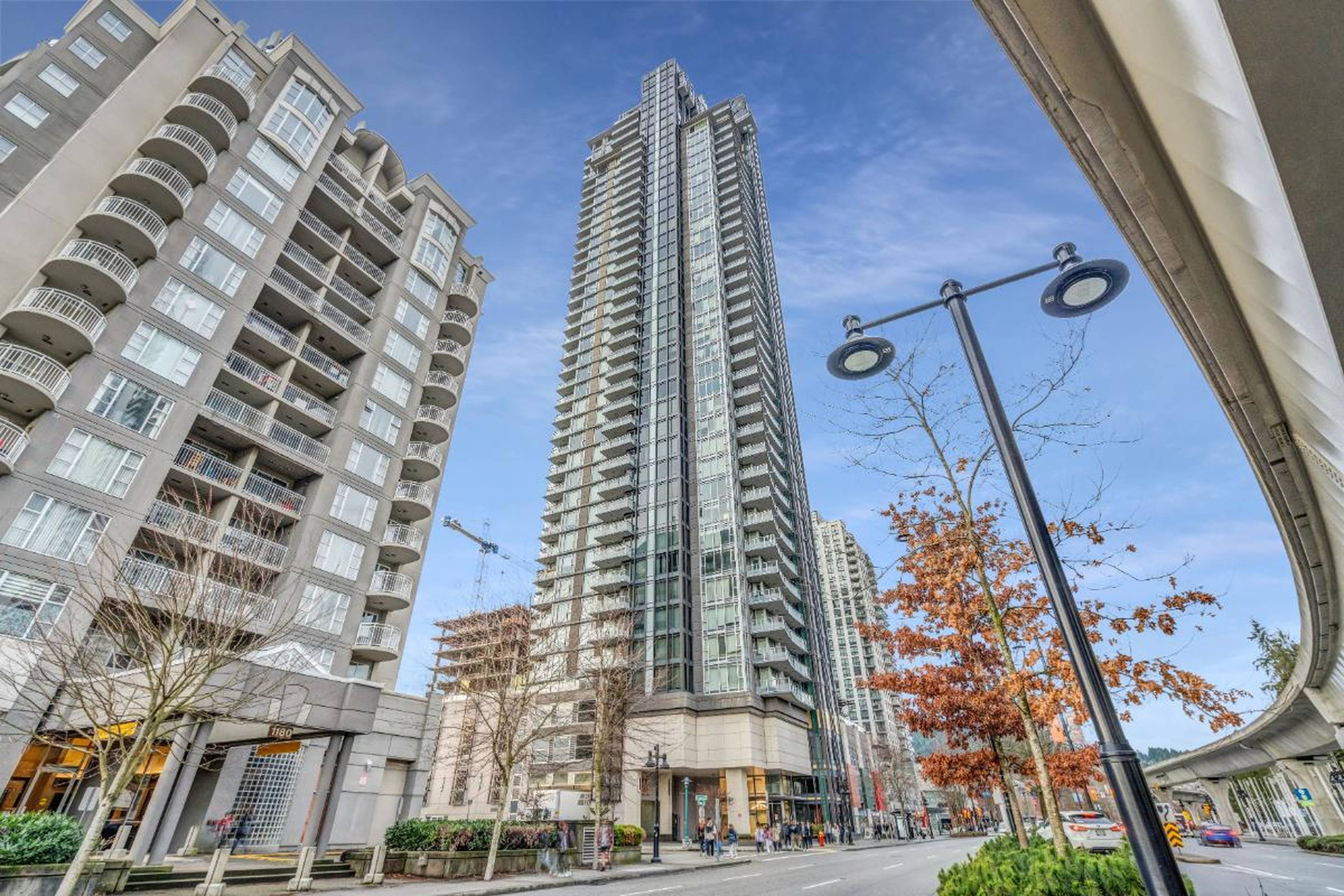 2 ch.  · 2 s. de bains for rent $2,600 / mois