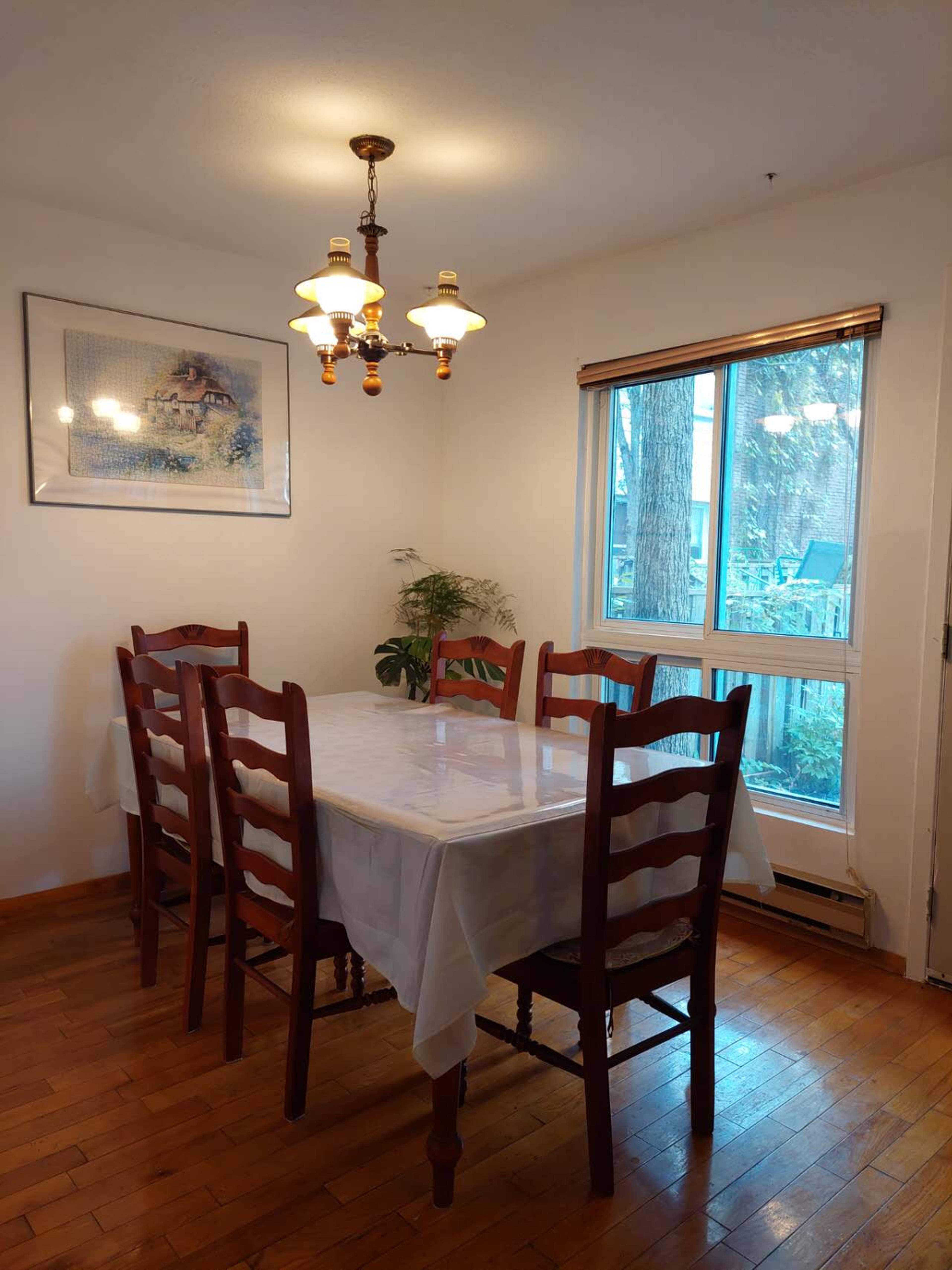 7 Pond Fernway, Toronto, ON Furnished Room for Rent liv.rent