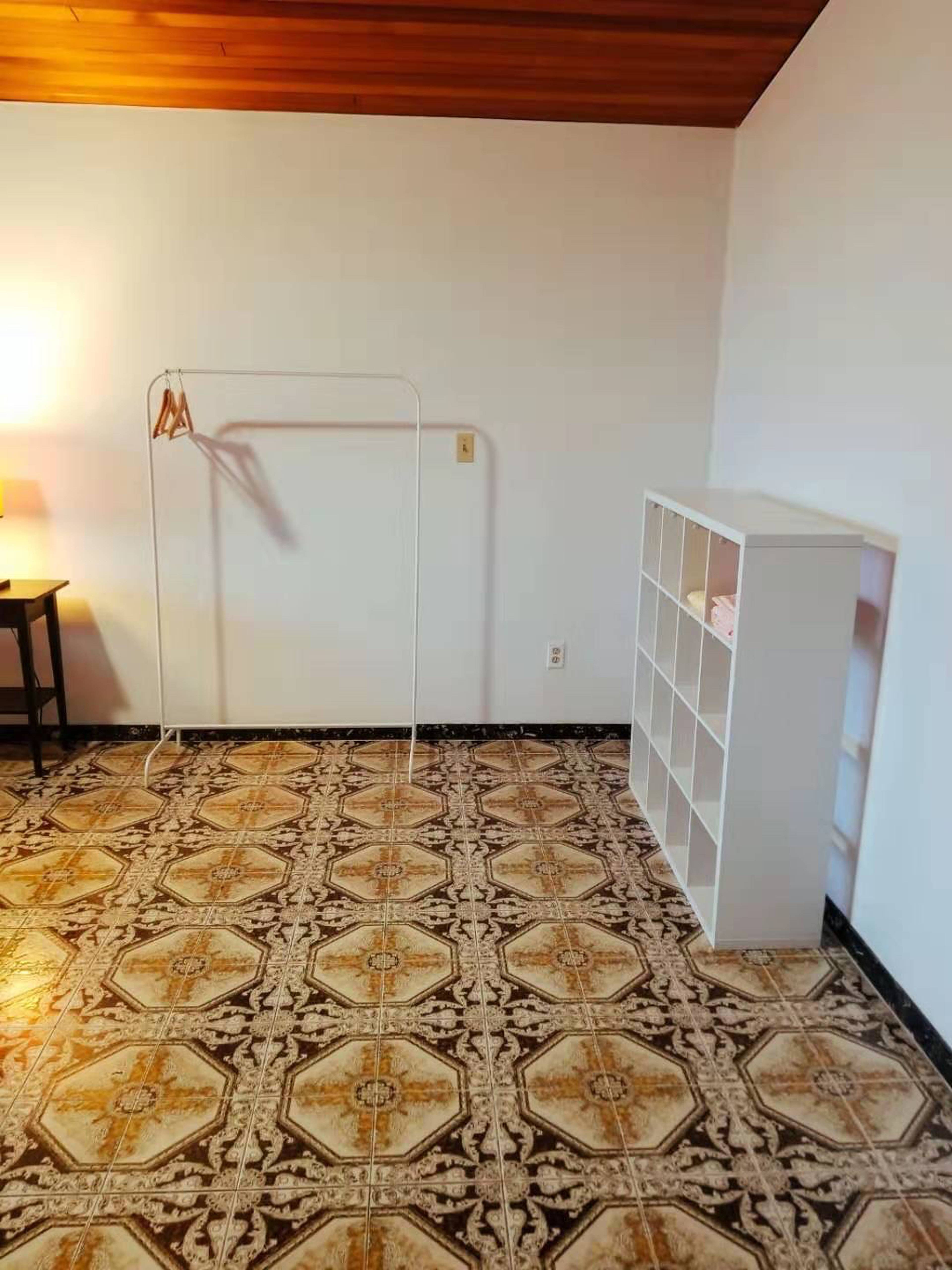 Hythe Ave, Burnaby, BC Furnished Room for Rent liv.rent