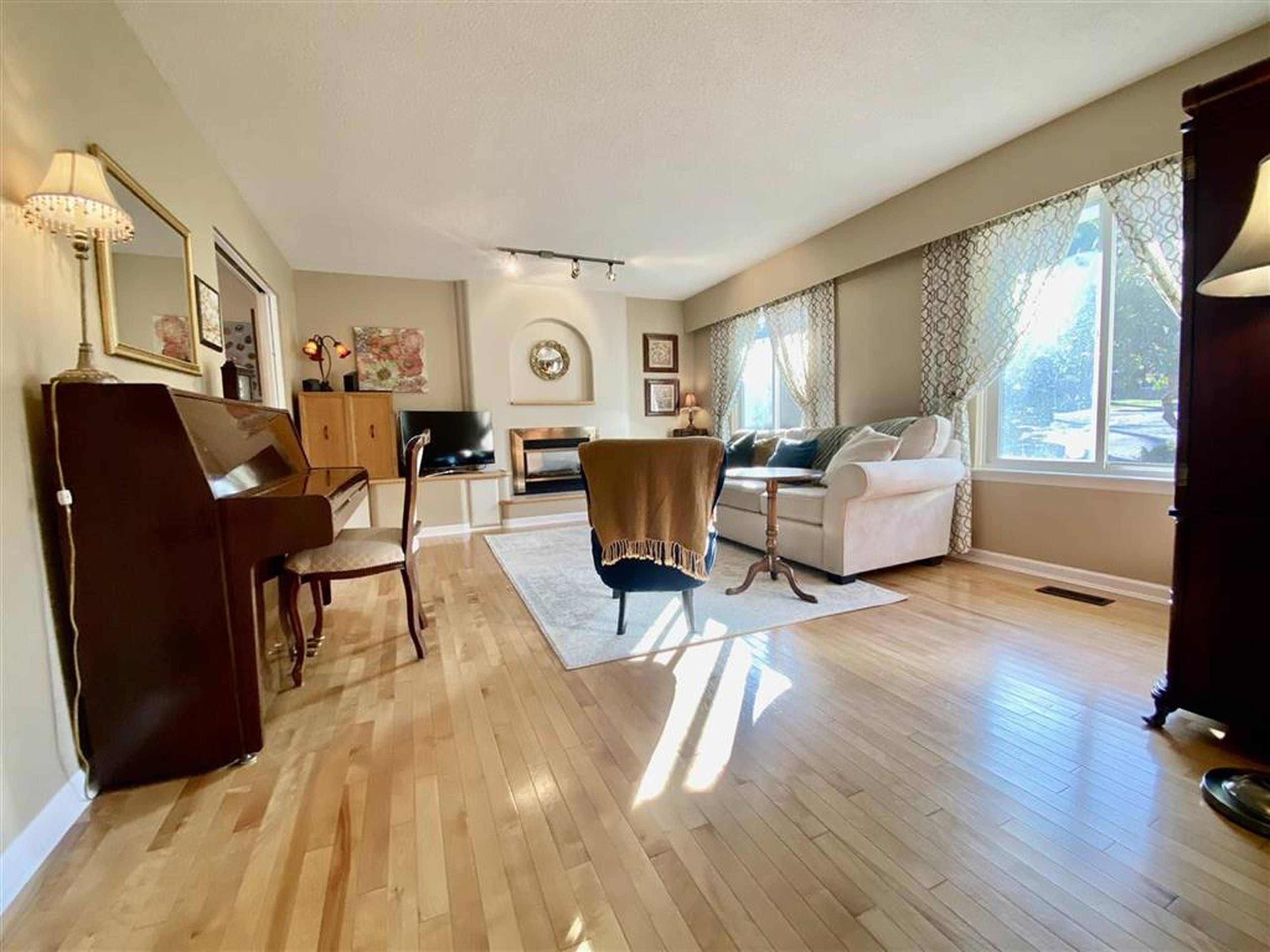 157 Street, Surrey, BC 4 Bedroom House for Rent liv.rent