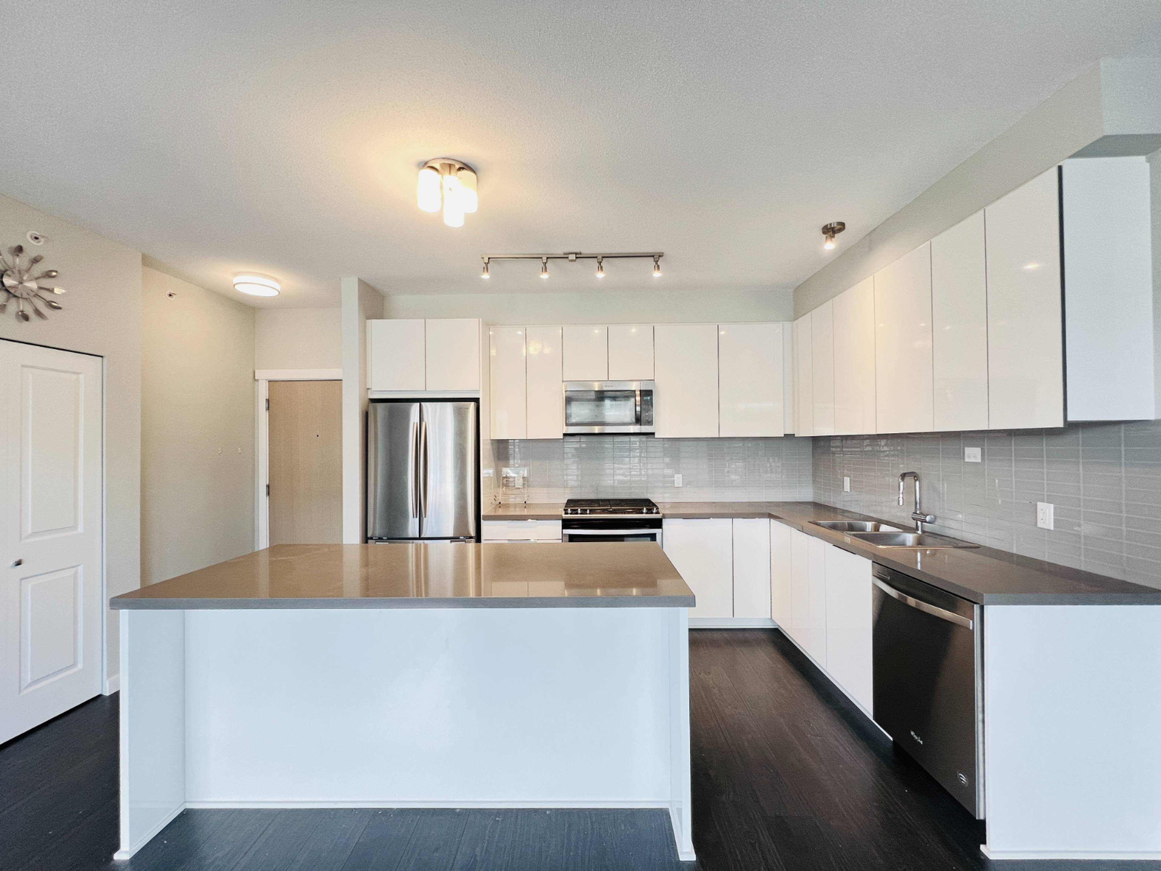 609 Cottonwood Ave, COQUITLAM, BC 2 Bedroom Apartment for Rent liv.rent