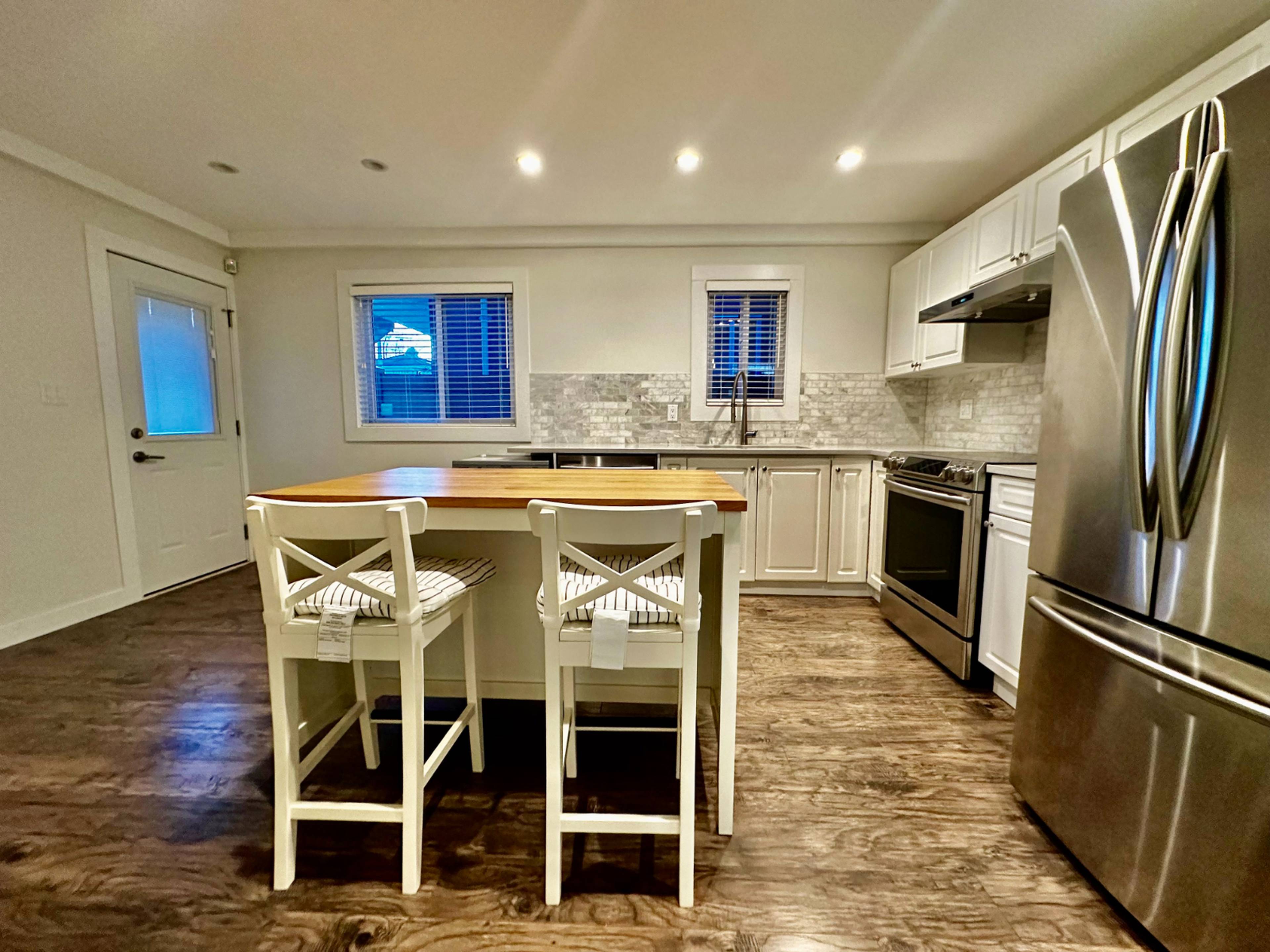 Ground floor 3728 Spruce St, Burnaby, BC 2 Bedroom House for Rent liv.rent