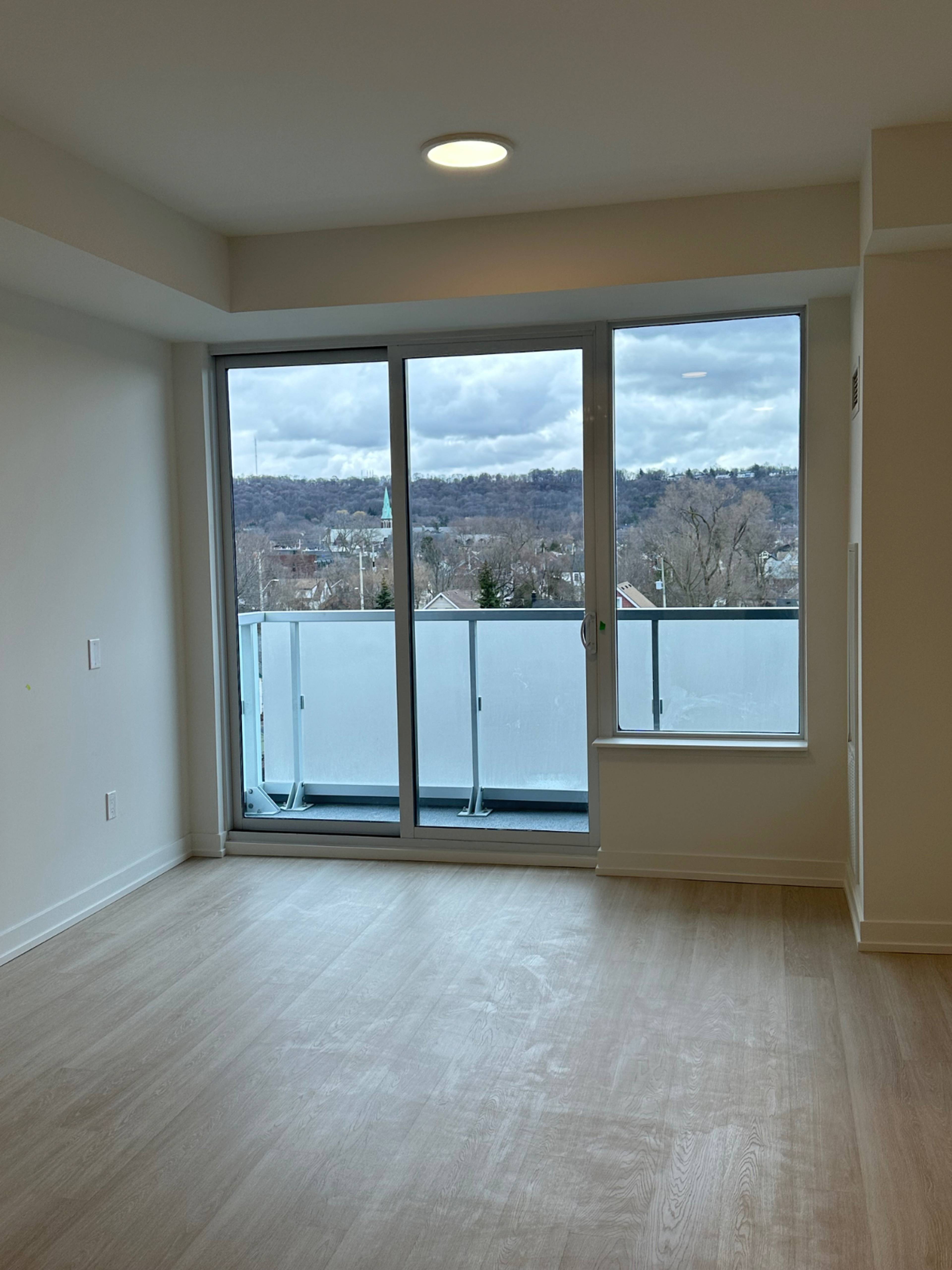 1 Bed + Den plus parking spot Hamilton , Ontario 415 Main St W