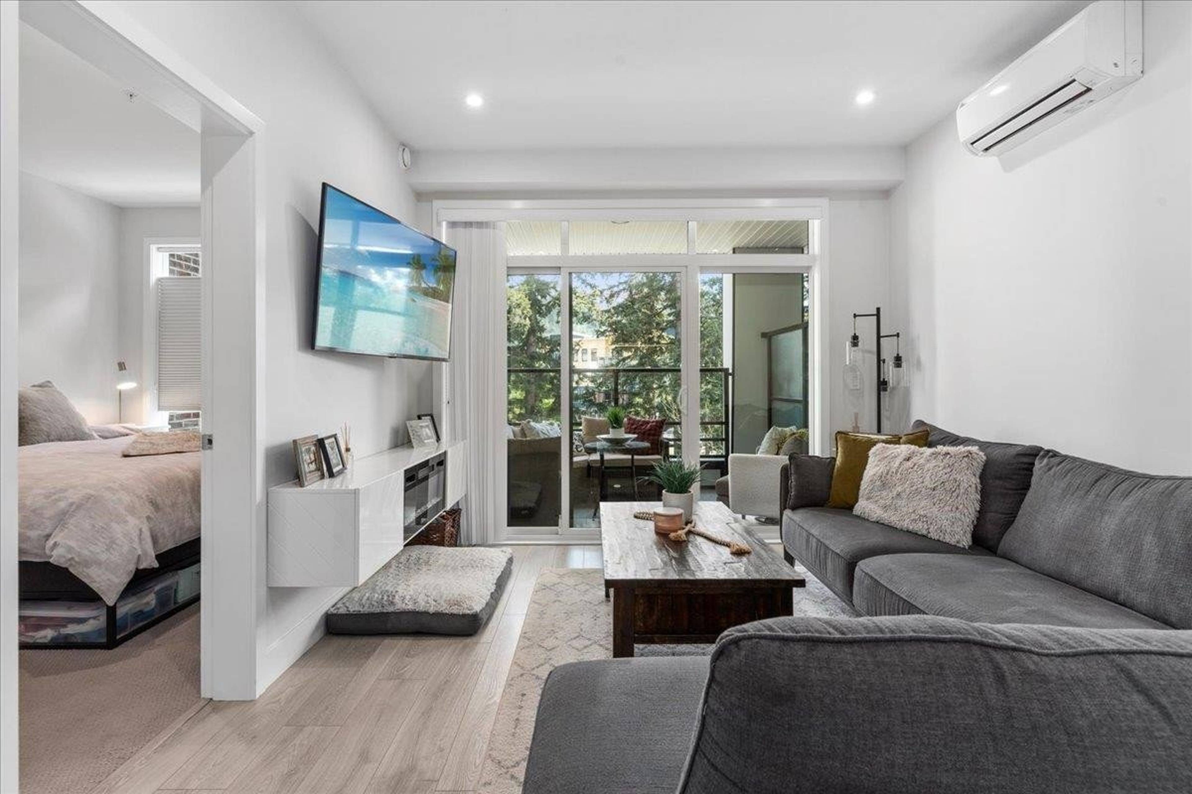 1 ch.  · 1 s. de bains for rent $3,200 / mois