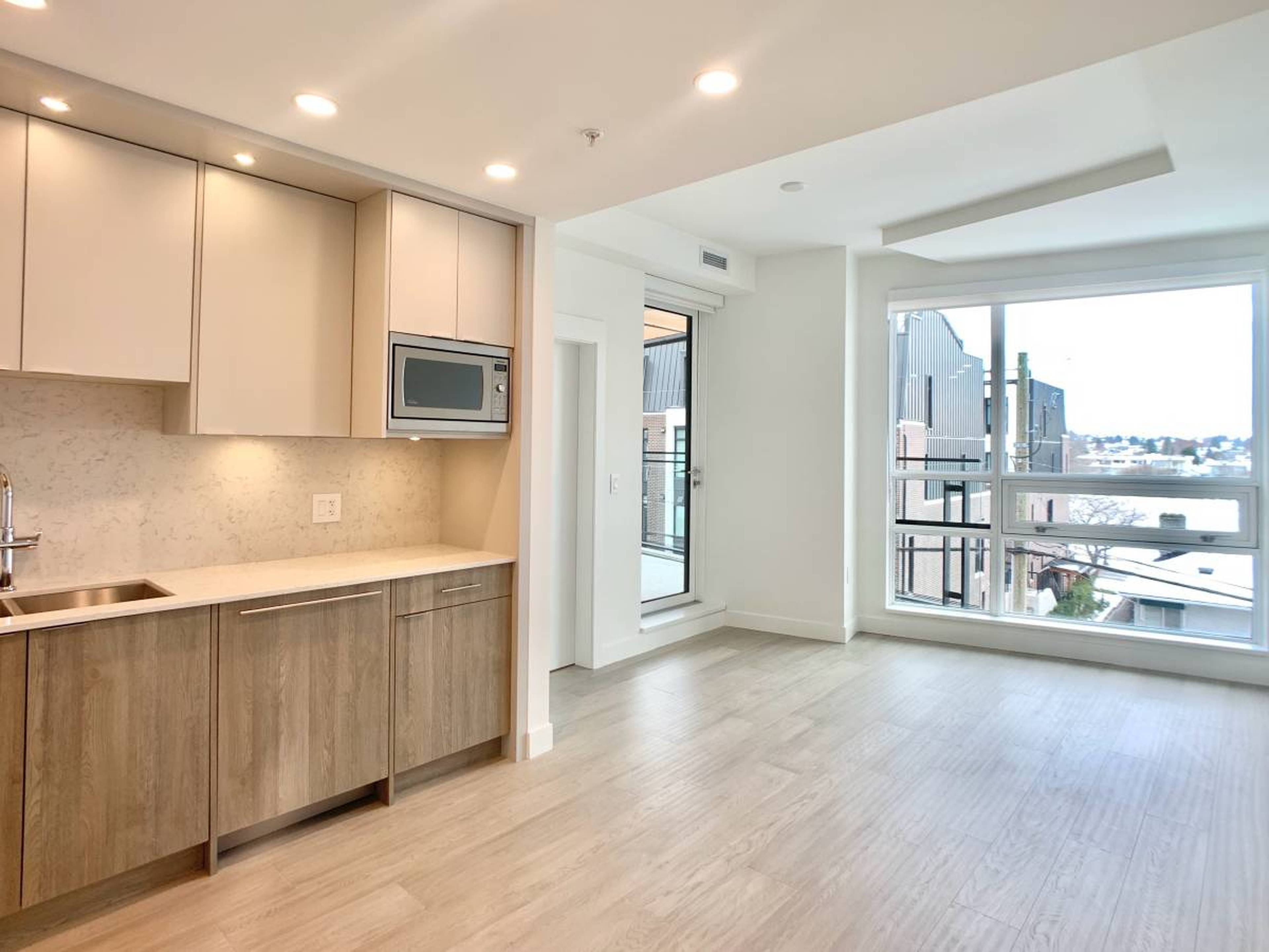 2 ch.  · 2 s. de bains for rent $3,400 / mois