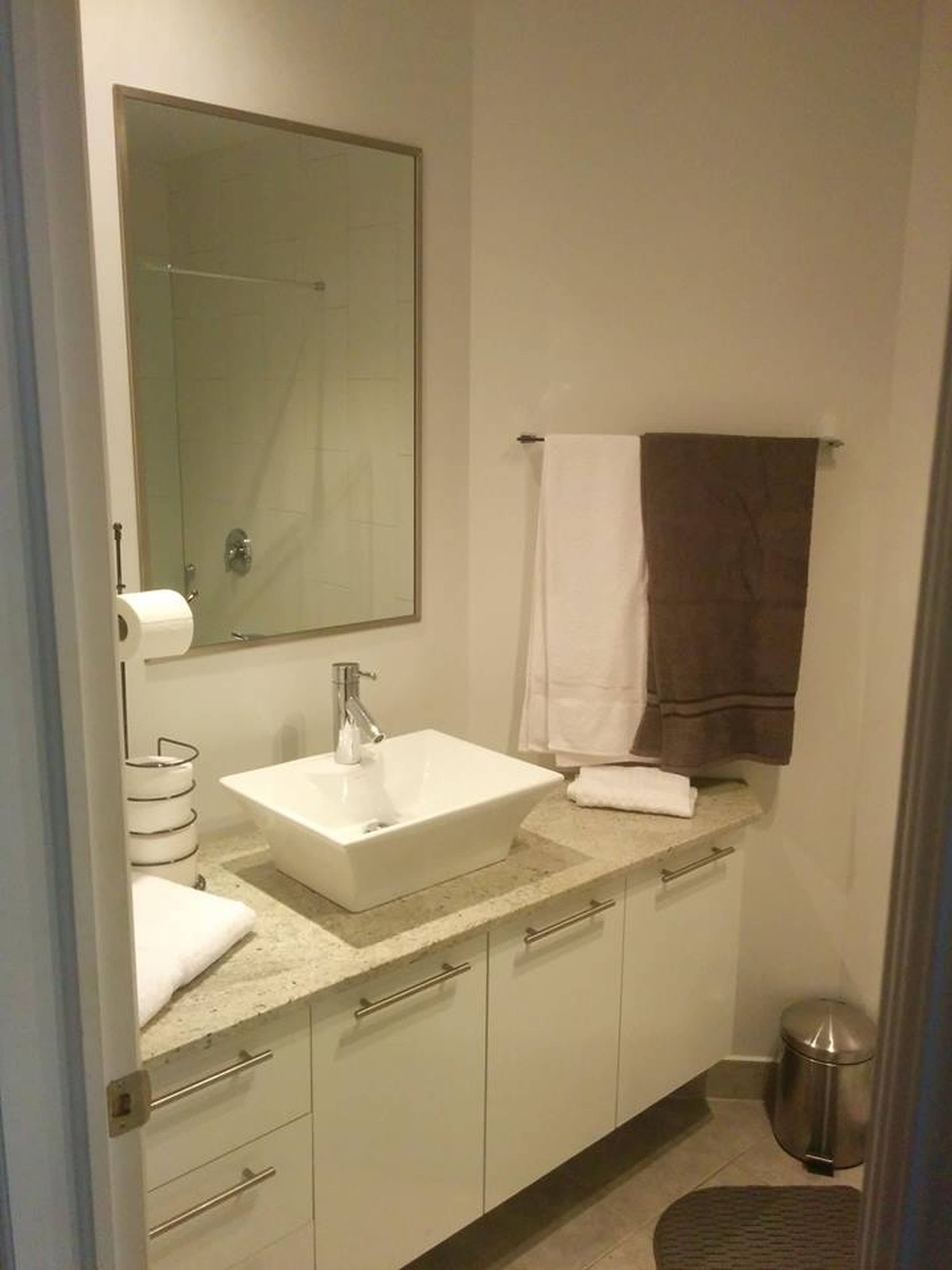 2 1200 Saint Alexandre Street, Montreal, QC 1 Bedroom Apartment for