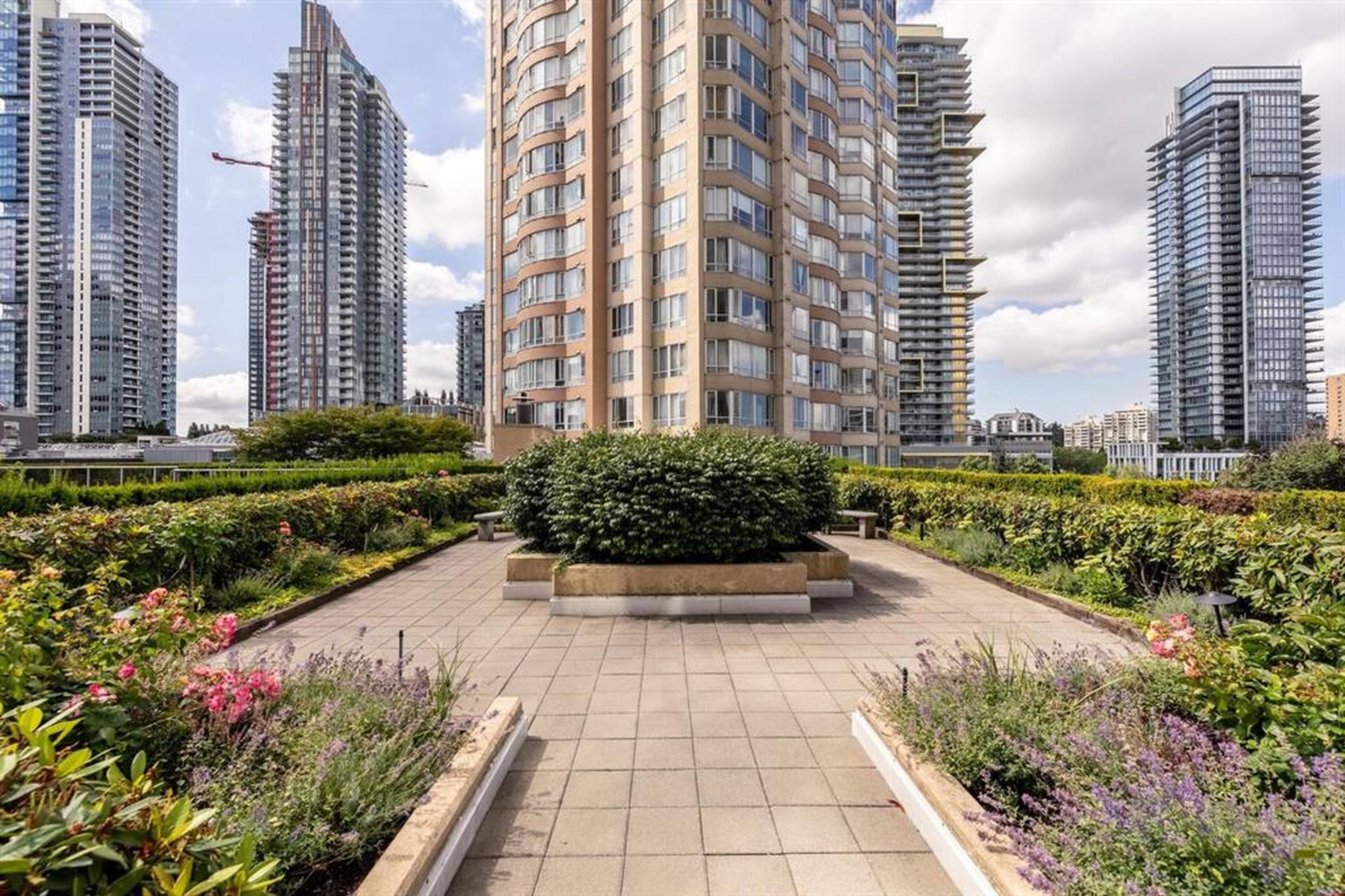 2102 6220 McKay Ave, Burnaby, BC 2 Bedroom Apartment for Rent liv