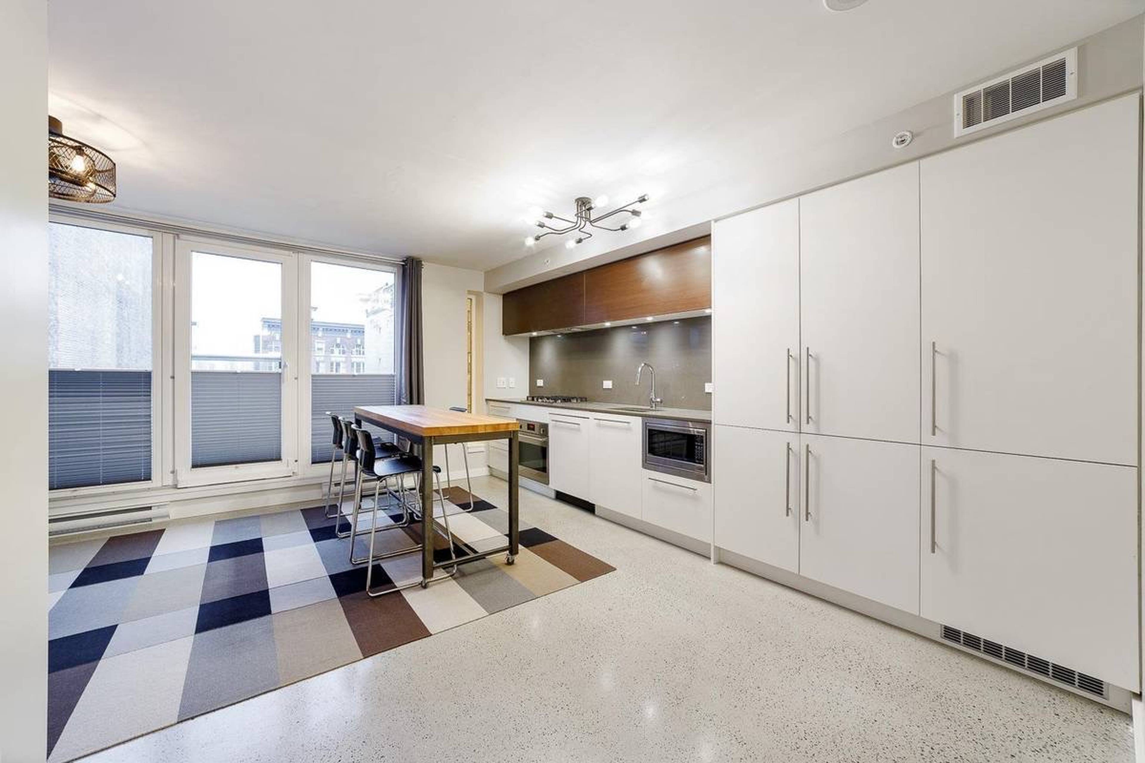 1 ch.  · 1 s. de bains for rent $1,750 / mois