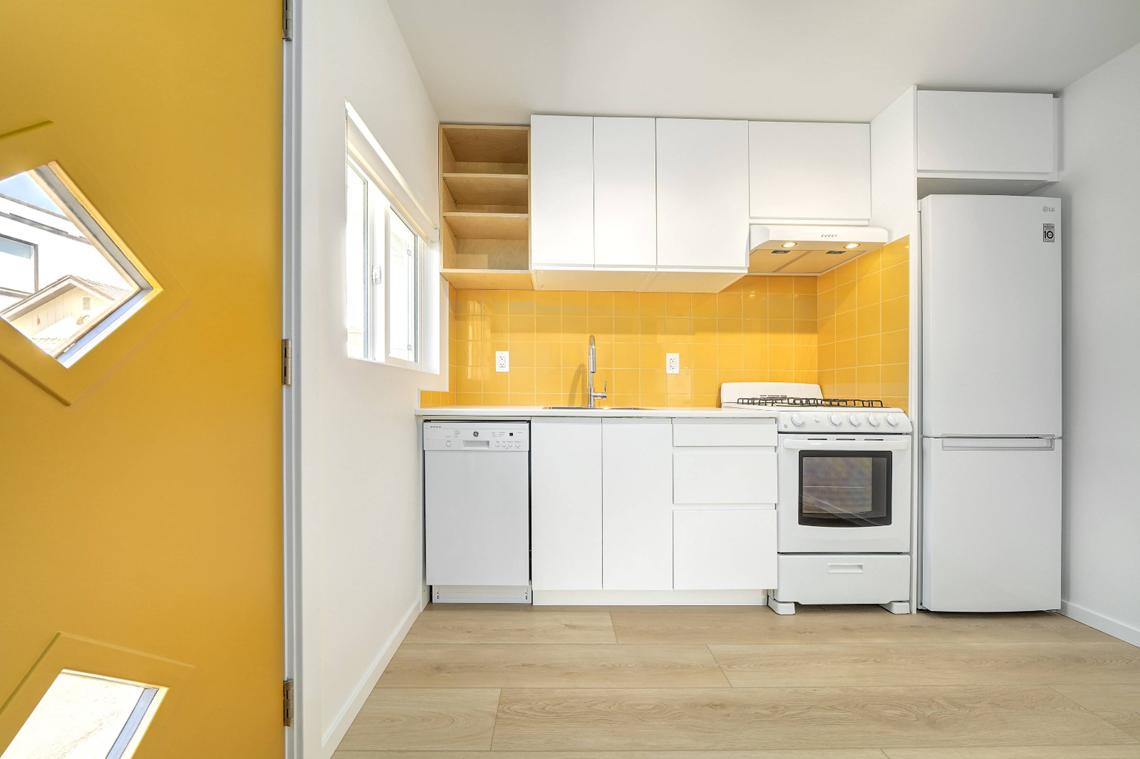 6 849 Maple St, White Rock, BC 1 Bedroom Apartment for Rent liv.rent