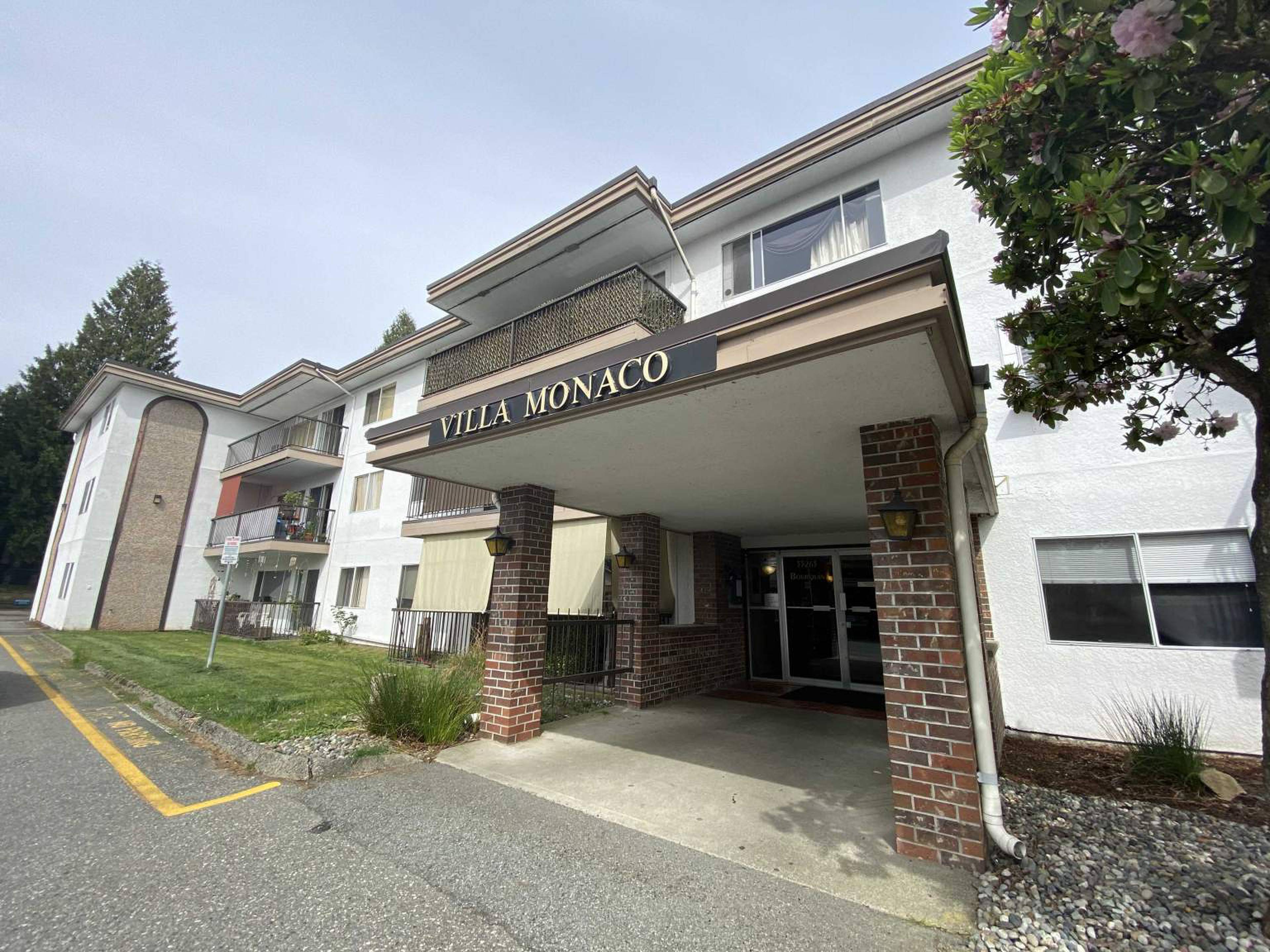 1 ch.  · 1 s. de bains for rent $1,400 / mois