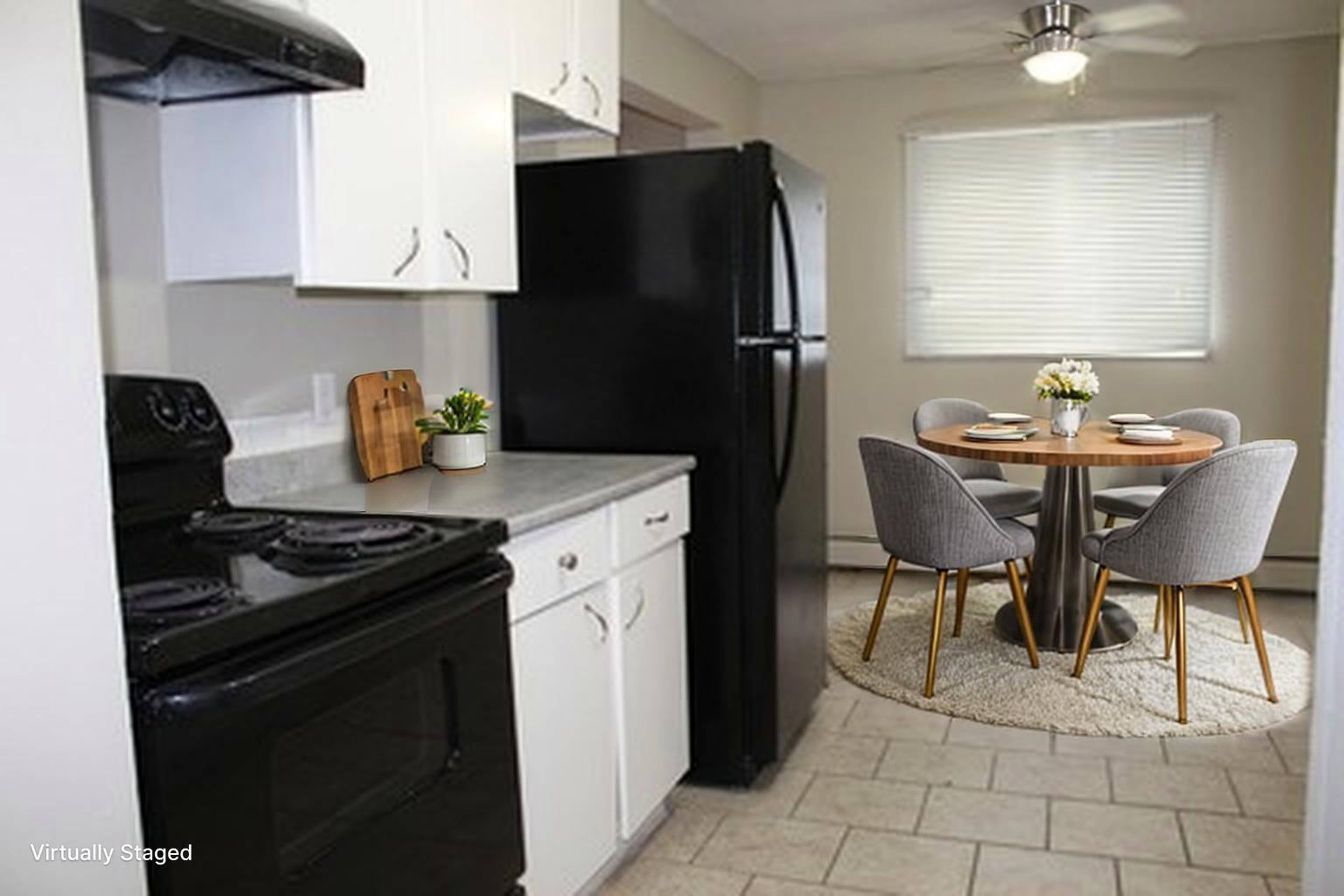 2 ch.  · 1 s. de bains for rent $1,000 / mois