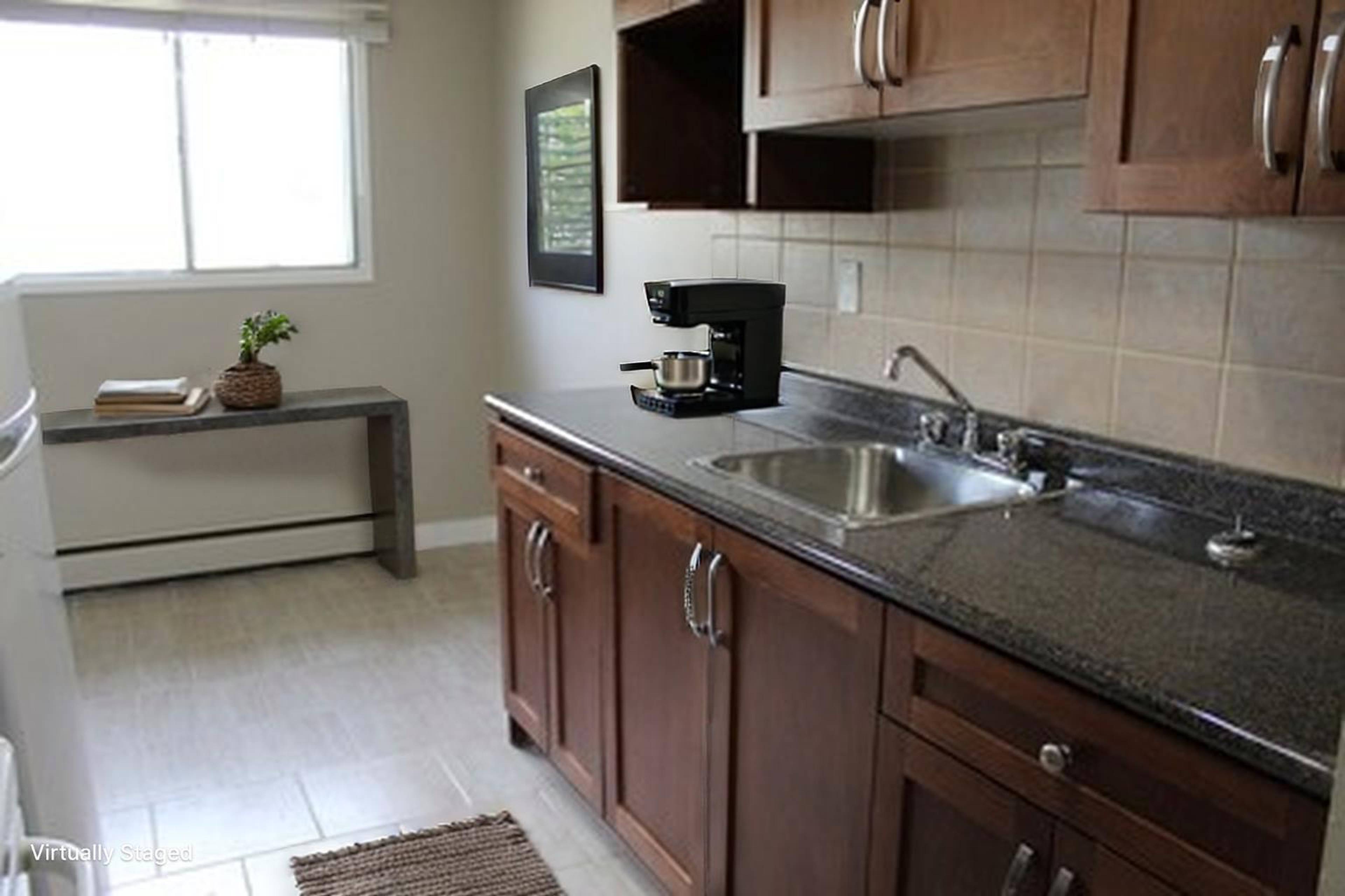 1 ch.  · 1 s. de bains for rent $1,100 / mois