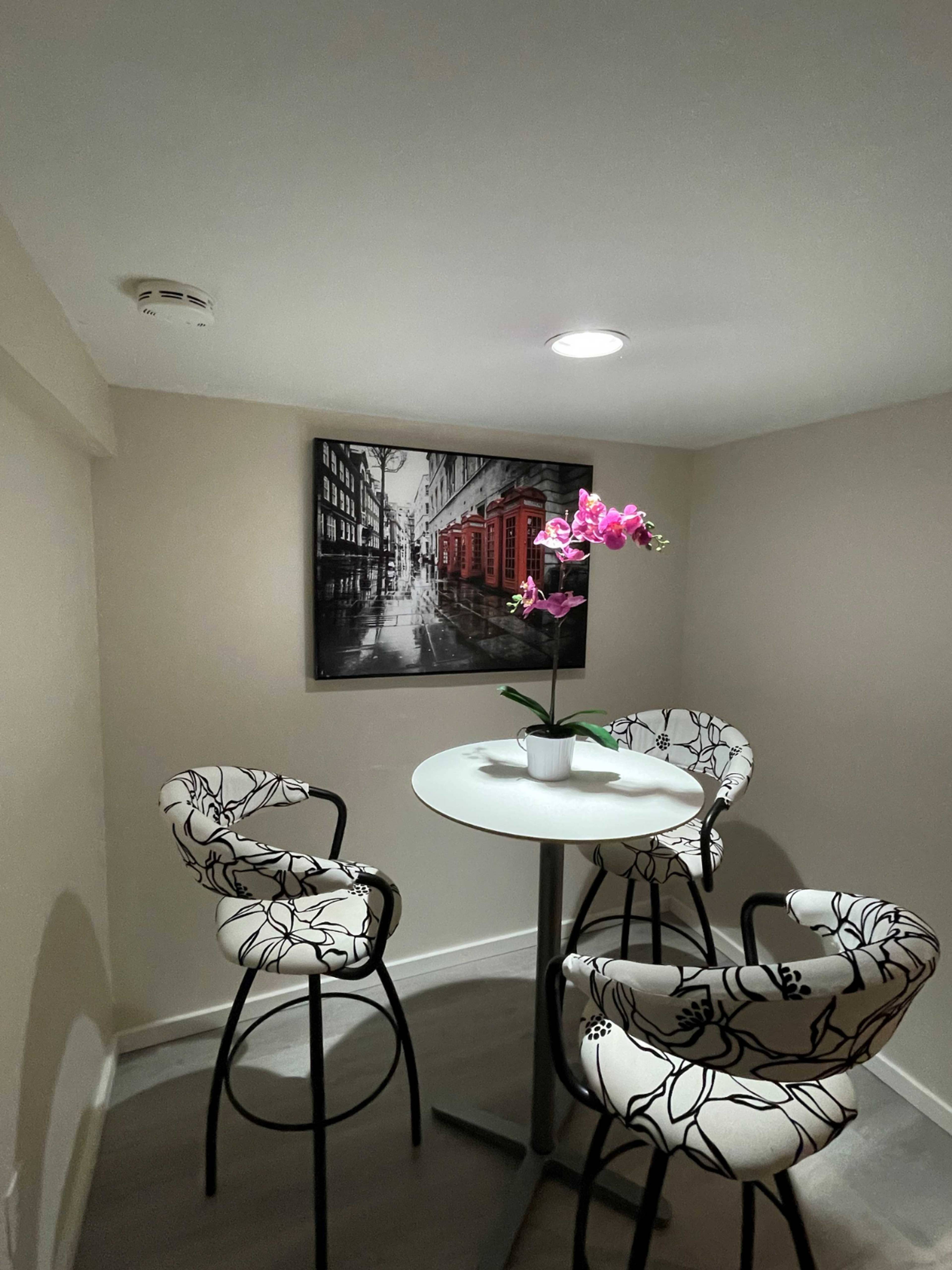 Central Kits Furnished room in suite 2835 W 5th Ave, Vancouver, BC