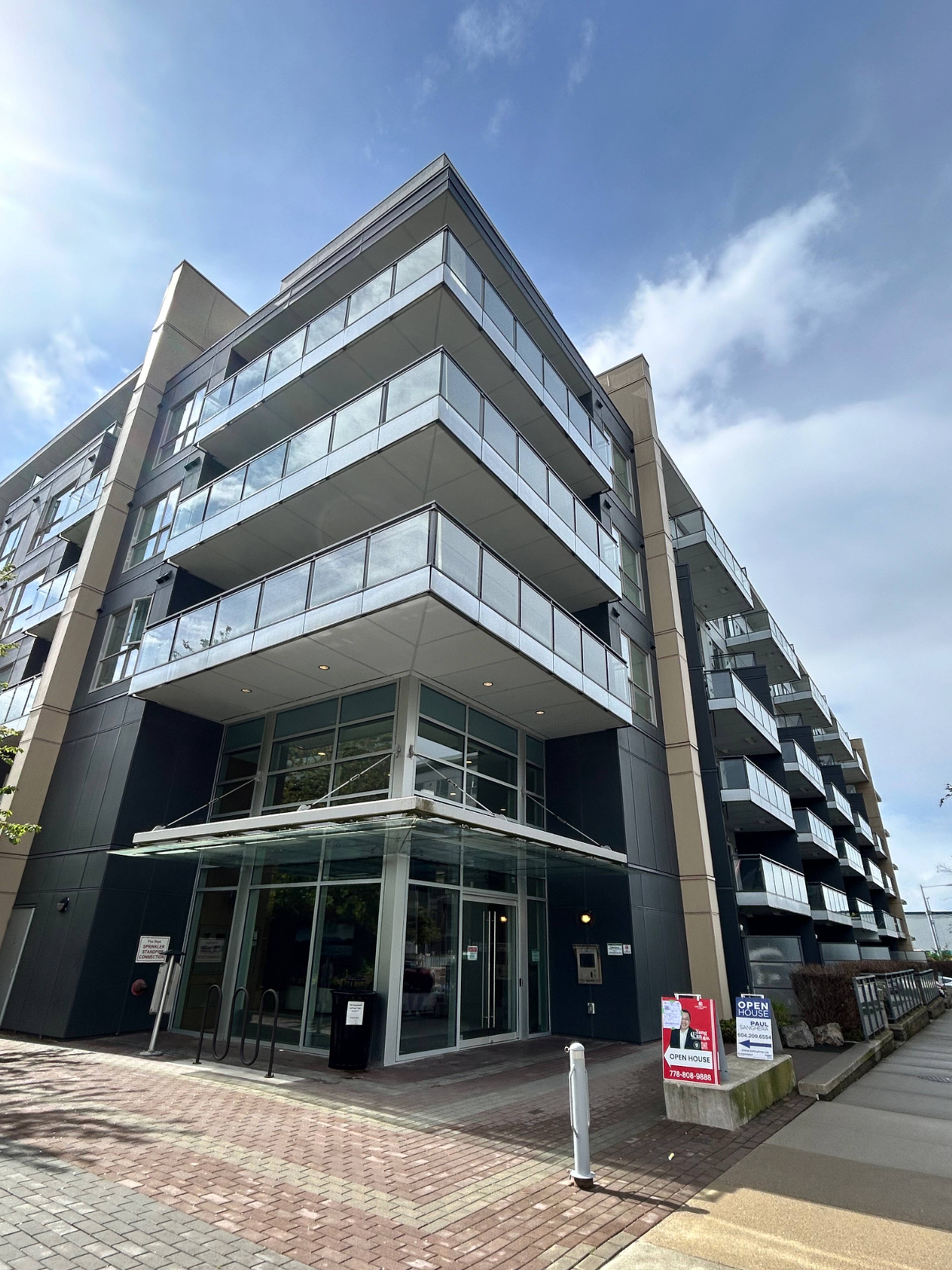2 ch.  · 2 s. de bains for rent $2,850 / mois