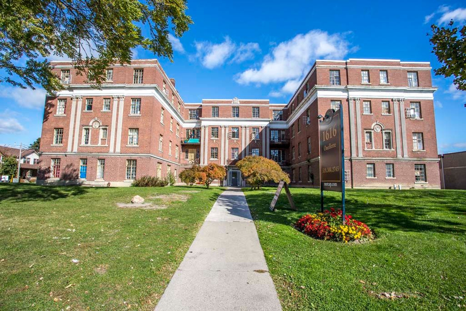 Windsor Court Windsor, ON 1616 Ouellette Ave liv.rent